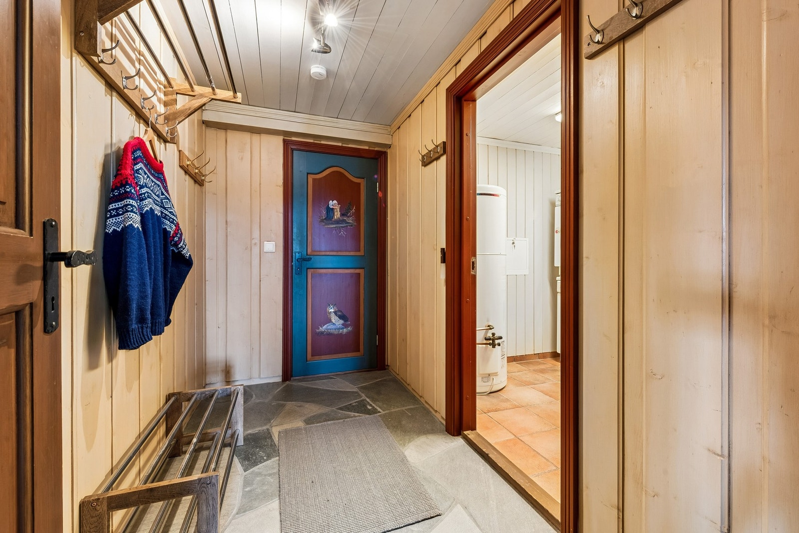 Gangen leder blant annet inn til en egen soveromsfløy. Galleribilde