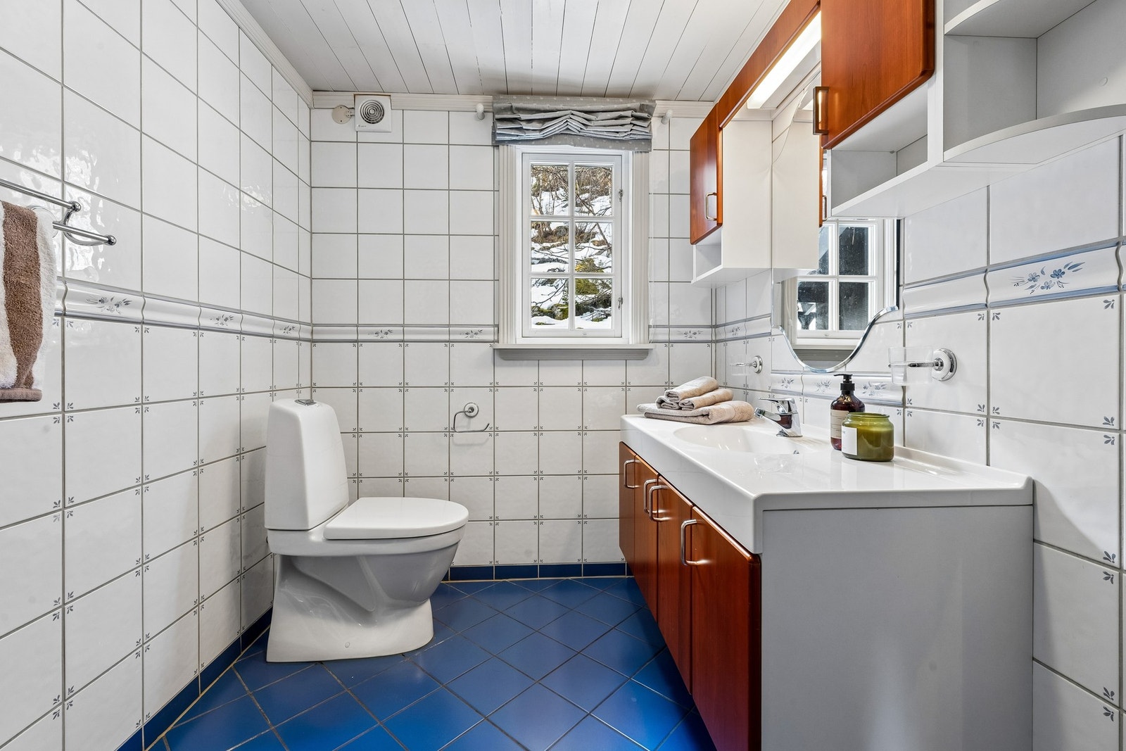 Bad tilknyttet soveromsfløyen. Galleribilde