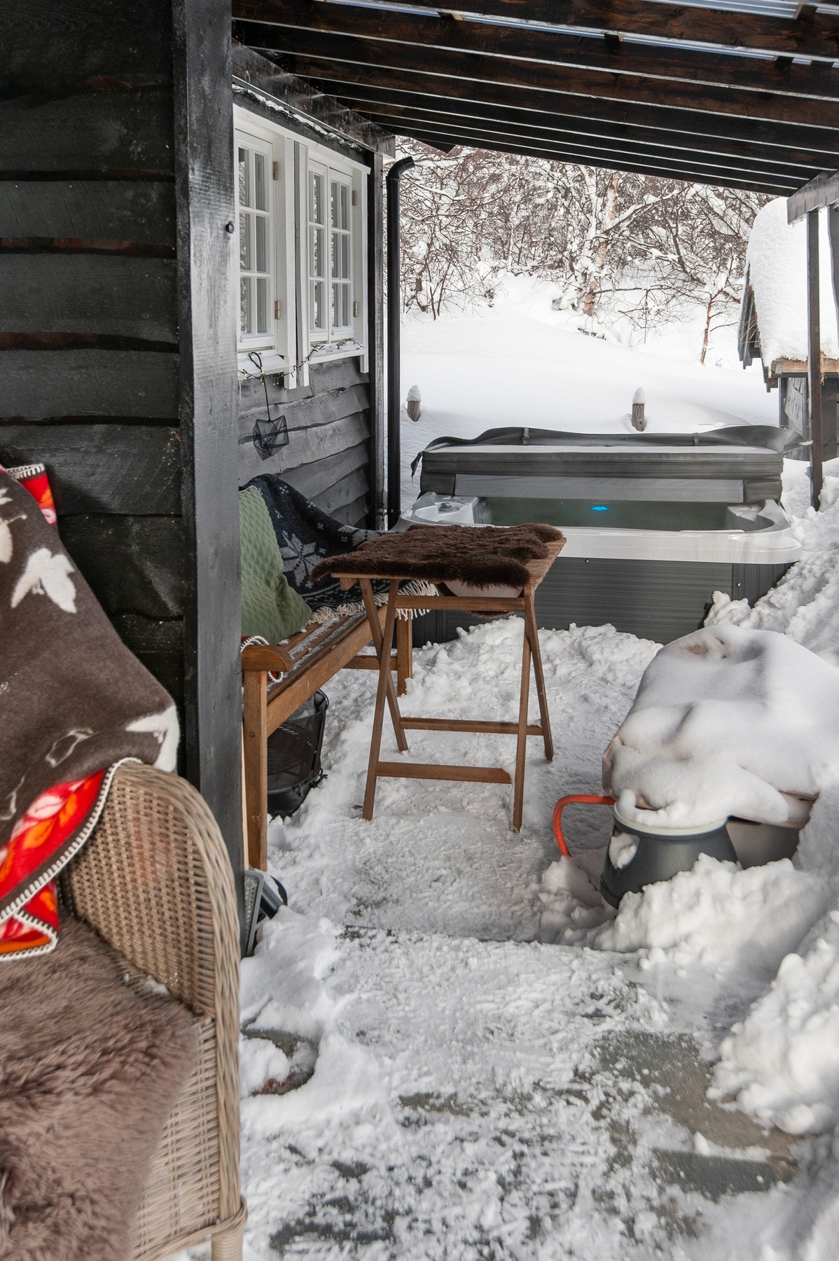 Jacuzzi ved hytteveggen. Galleribilde