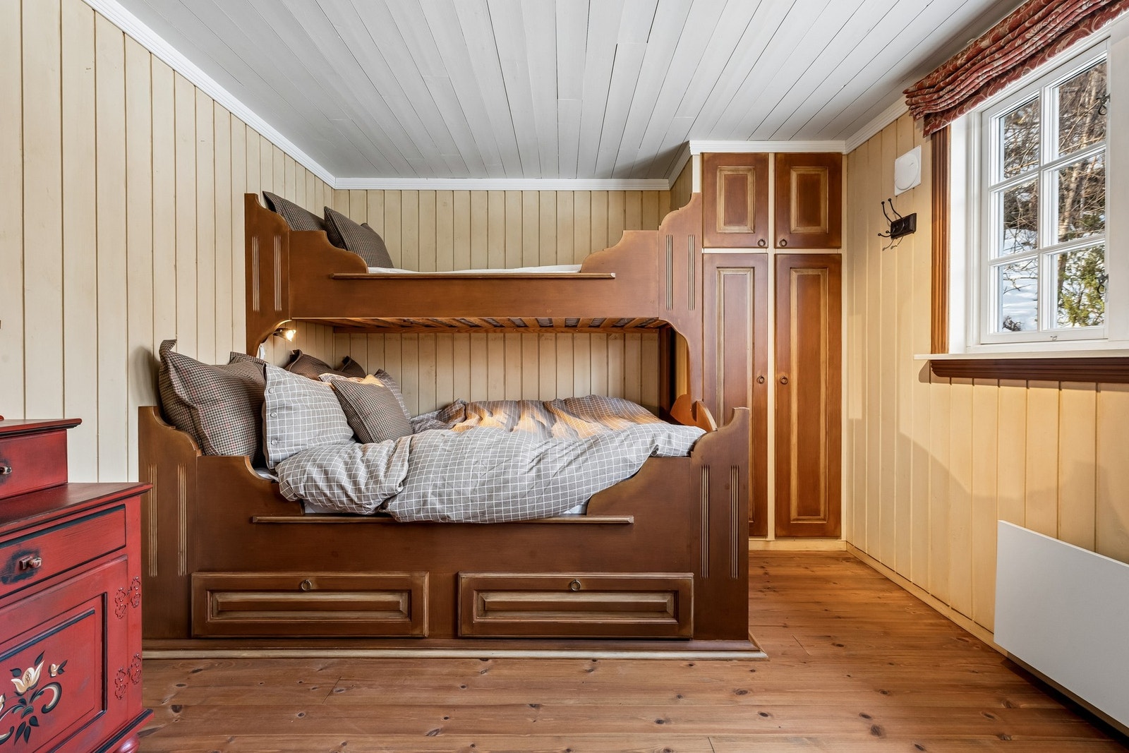 Soveromsfløyen består av to gode soverom som i dag er innredet med familiekøyer. Galleribilde