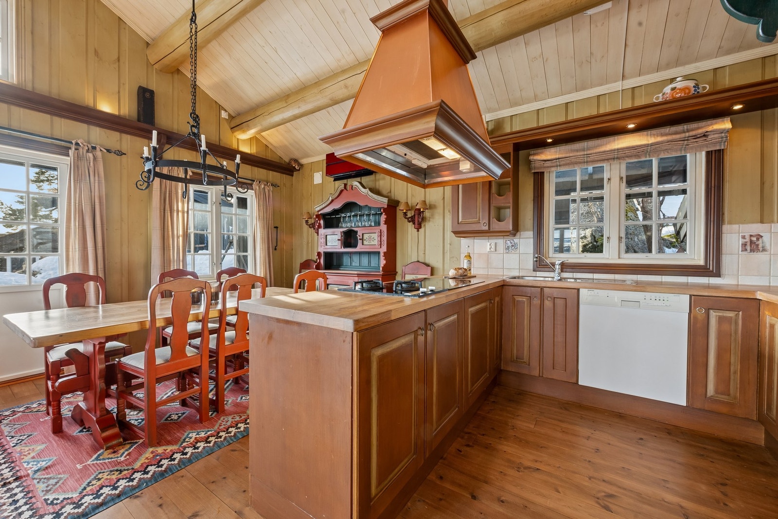 Kjøkkenet har en åpen løsning som sammen med stuen danner en gjennomgående, åpen og sosial sone hvor de store vindusflatene gir godt med dagslys og tilgang på den flotte utsikten, Galleribilde