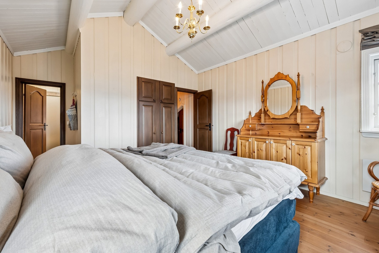 Her er det i tillegg til dobbeltseng god plass til øvrig møblering og det er integrerte garderobeskap i veggen. Galleribilde