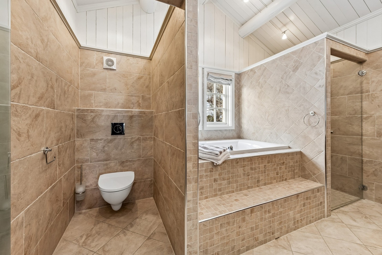 Hovedsoverommet har tilgang på eget smakfullt bad fra 09, dette innehar integrert badekar, toalett og dusj i egne nisjer samt en romslig baderomsinnredning. Galleribilde