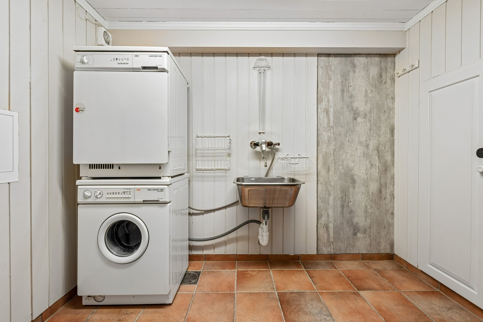 Fra egen inngang fra baksiden av hytta kommer en inn i en bod som leder videre inn til en ekstra gang og et stort vaskerom. Galleribilde