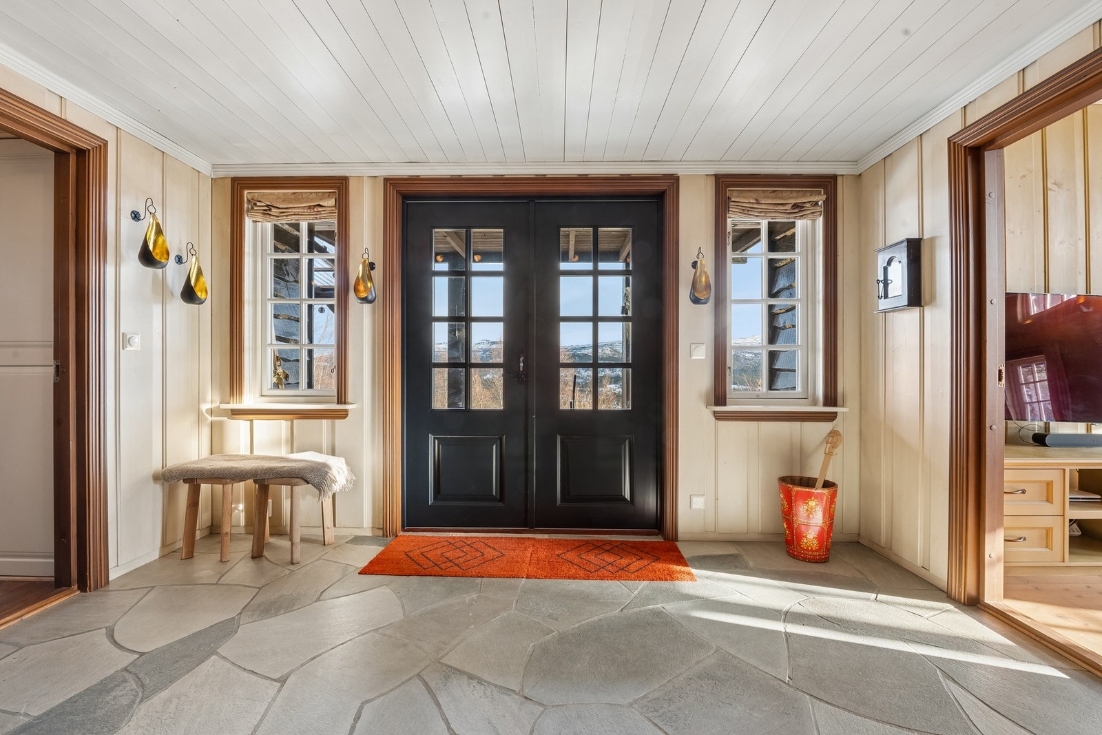 Hytta har en praktisk planløsning som fremstår som romslig. Galleribilde