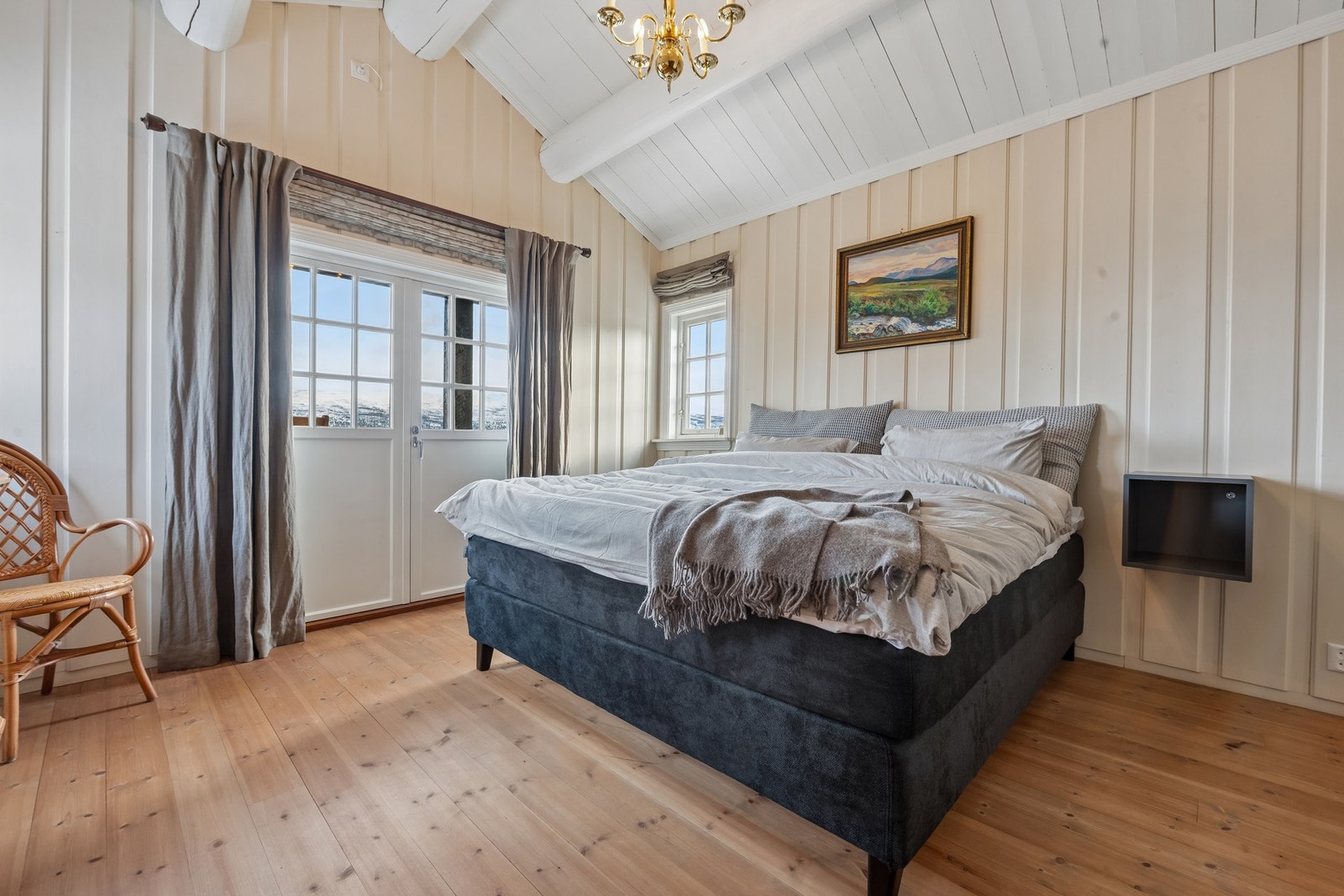 Hovedsoverommet ligger i andre etasje, dette er av svært god størrelse og har utgang til egen balkong med en fantastisk utsikt. Galleribilde