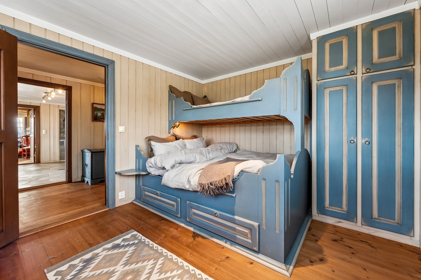 Rommene er av god størrelse og har god plass til både skrivebord og garderobeløsning. I tilknytting til soverommene er det også eget bad. Galleribilde