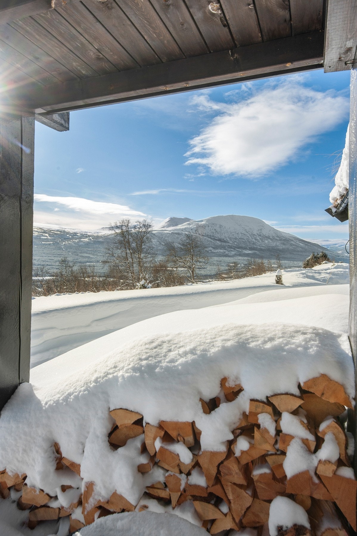 Utsikt fra uteplass hvor jacuzzi er installert Galleribilde