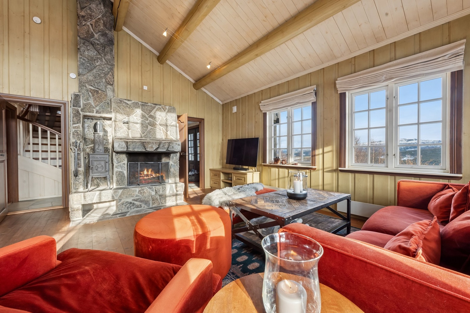 Fra flere bruksrom inkludert stuen og kjøkken har man flott utsikt. Galleribilde