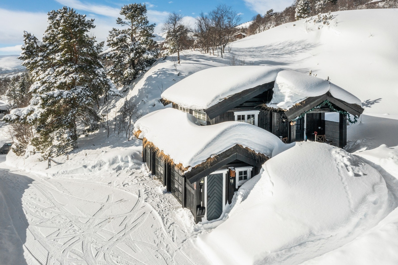 Hytta og annekset knyttes sammen av den skiferbelagte terrassen samt en flott skifertrapp. Galleribilde