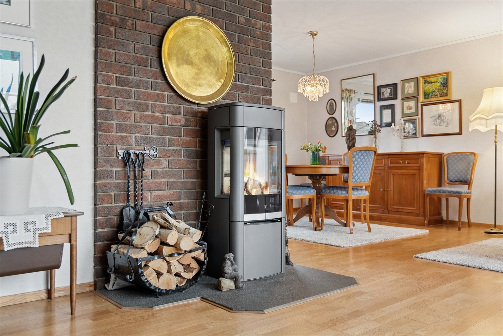 Stuen er utstyrt med en flott vedovn i tillegg til en varmepumpe fra 2017 som sørger for god- og energieffektiv oppvarming. Galleribilde