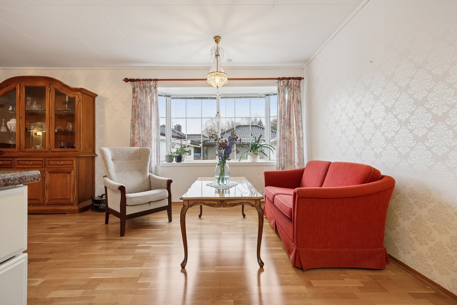 Også her har man en romslig stue med gode plass til å møblere i flere soner og store vindusflater som gir godt med naturlig lys. Galleribilde