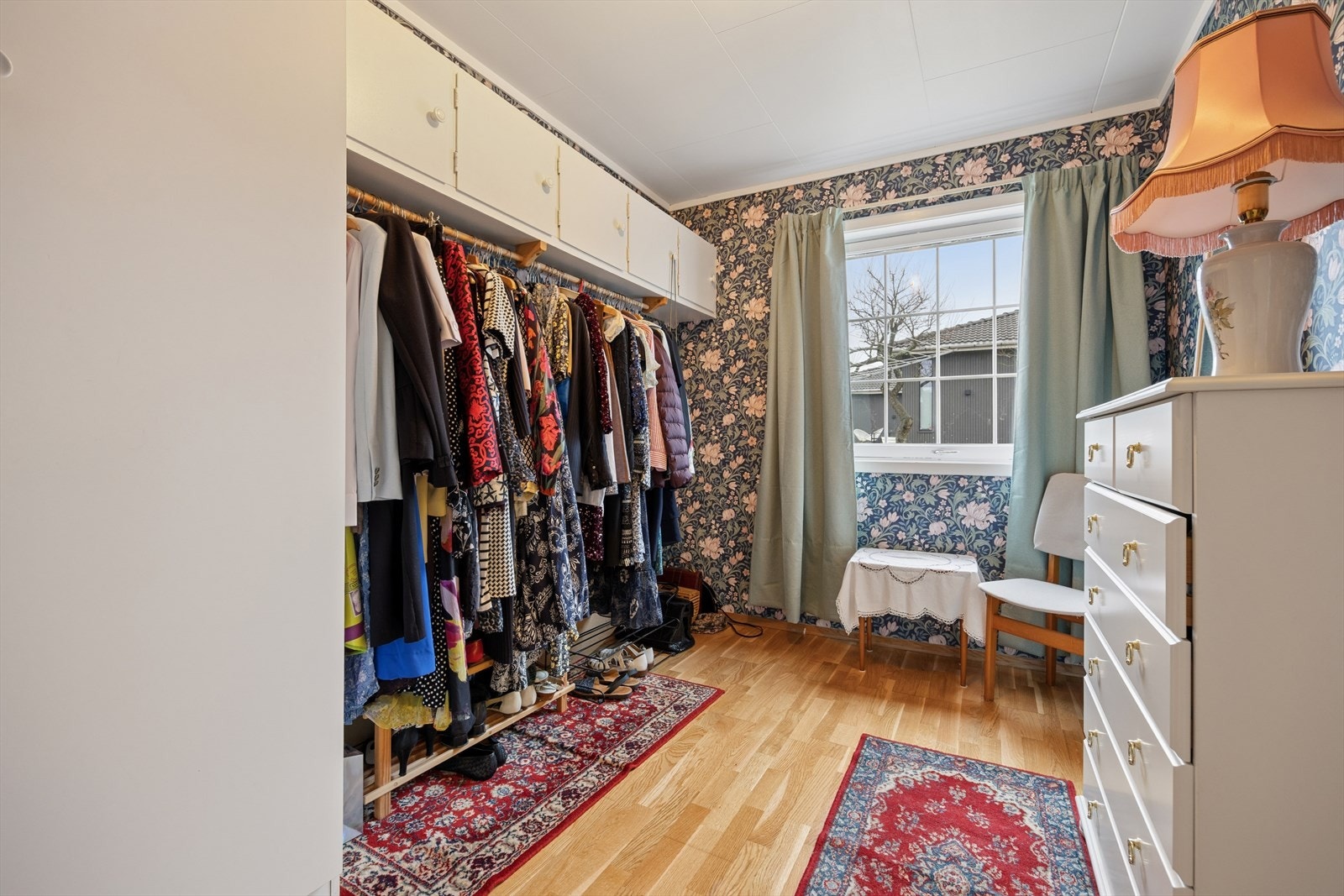 Soverom 4 benyttes i dag som garderobe, men passer godt som barnerom, gjesterom, kontor eller lignende. Galleribilde