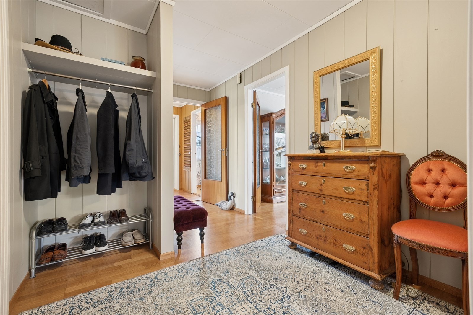 Fra entreen kommer man inn i en romslig gang hvor man har god plass til å henge fra seg yttertøy og sko. Galleribilde