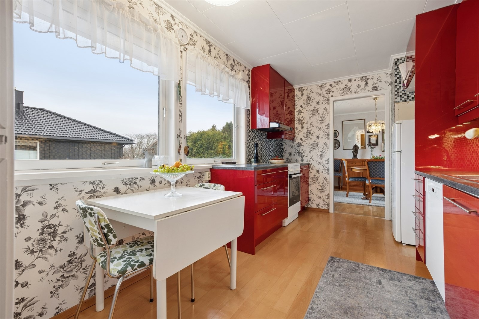 Kjøkkenet ble byttet i 2006 og er innredet med burgunderrøde, fronter i høyglans og grå benkeplate i laminat. Et romslig kjøkken som gir godt med skap- og skuffeplass, samt gode arbeidsflater på benk. Galleribilde