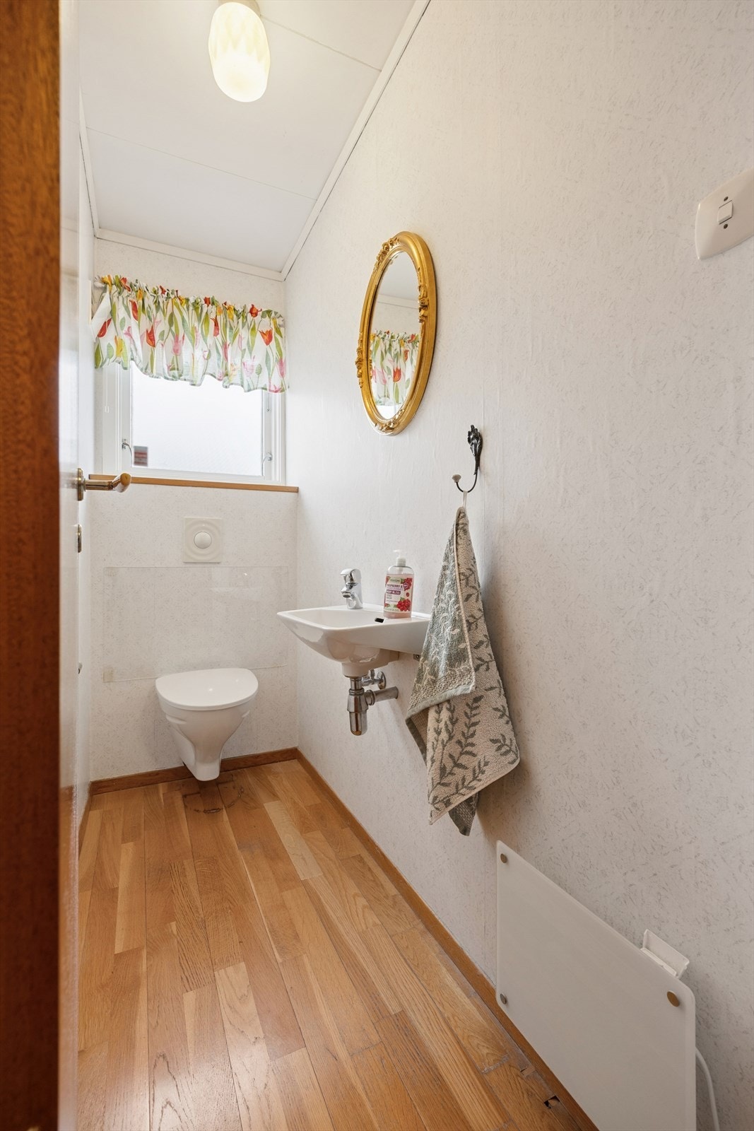 Like ved baderommet har man et toalettrom som er utstyrt med vegghengt toalett og servant. Galleribilde