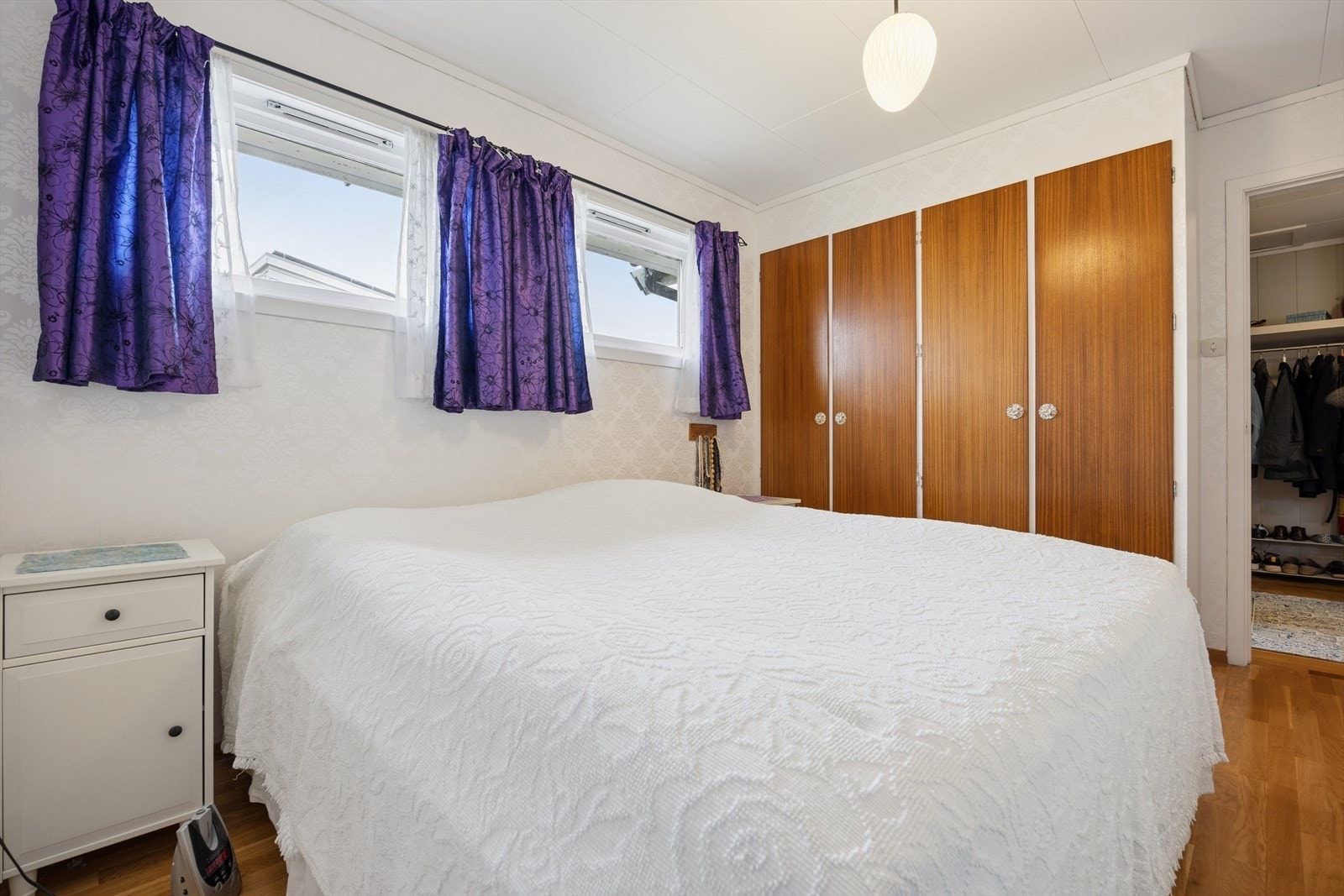 Soverom 1 er av god størrelse og utstyrt med integrert garderobe. I tillegg har man god plass til dobbeltseng og tilhørende møblement. Galleribilde