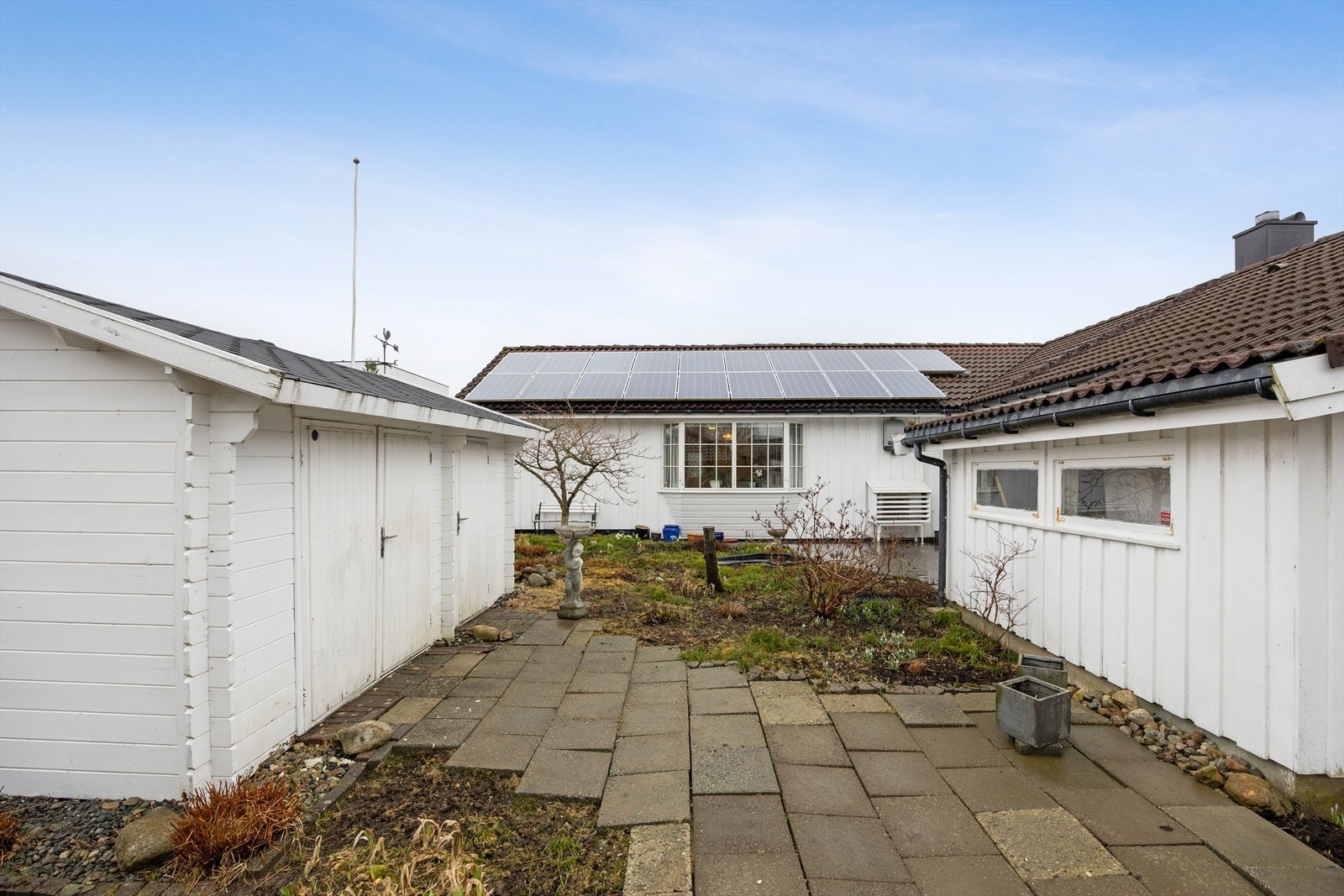 To utvendige boder gir god lagringsplass for hageutstyr (se punkt "ferdigattest"). Galleribilde