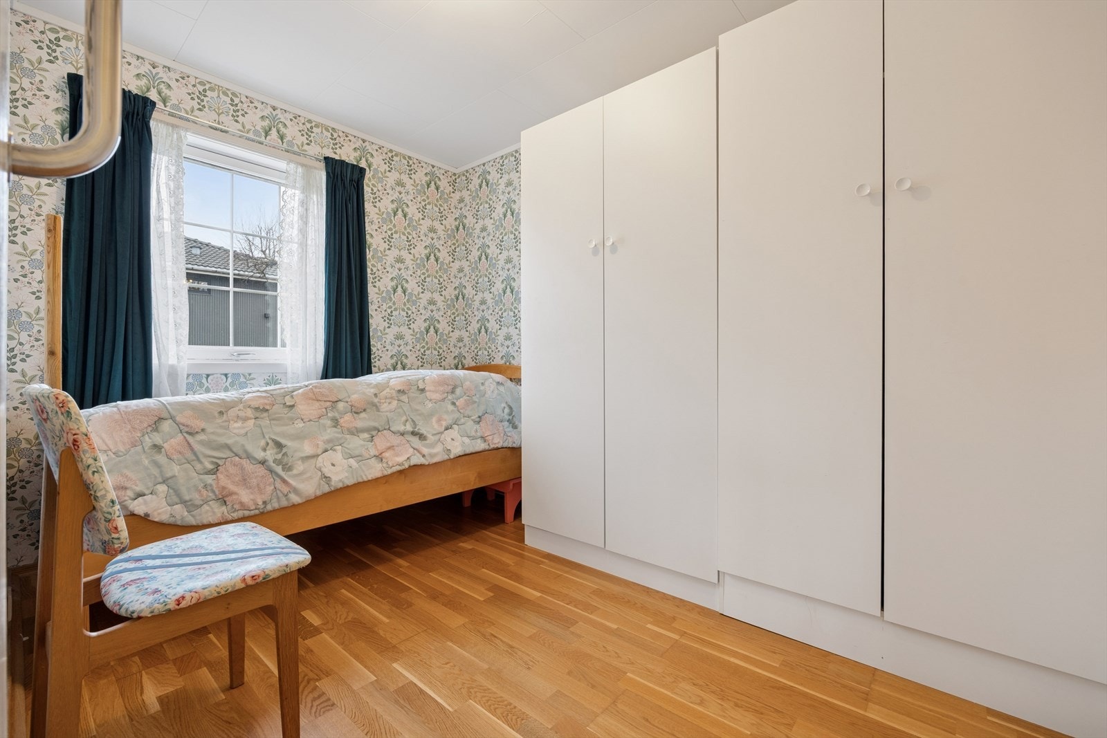 Soverom 3 er stort og utstyrt med rikelig med garderobe. Galleribilde