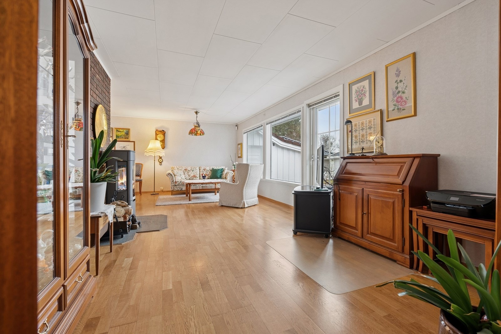 Her har man god plass til å møblere i flere soner med både salonger og spisegruppe. Galleribilde