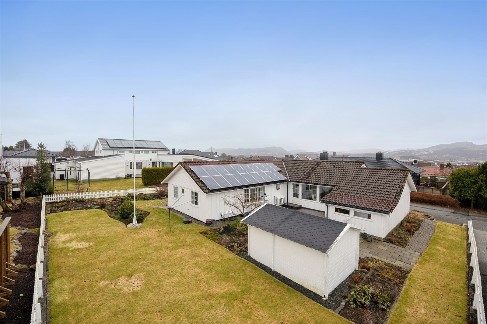 DNB Eiendom V/Meriton Gashi har gleden av å presentere Diamantveien 16A - En innholdsrik enebolig med stor og solrik tomt i et ettertraktet område på Sandved. Galleribilde