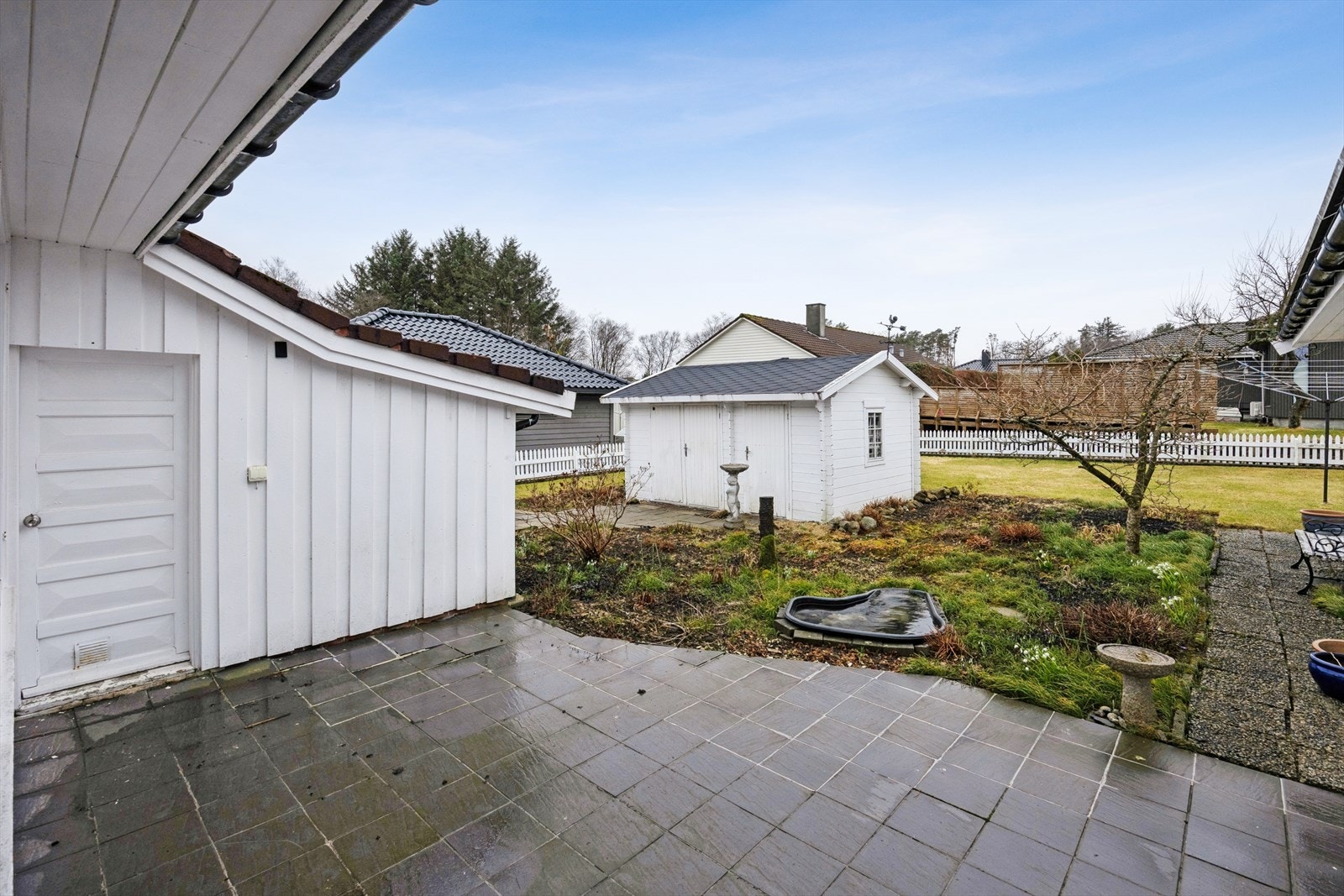 Med utgang fra stuen har man en platting av heller/flis hvor man har god plass til å møblere med sittegruppe. Galleribilde