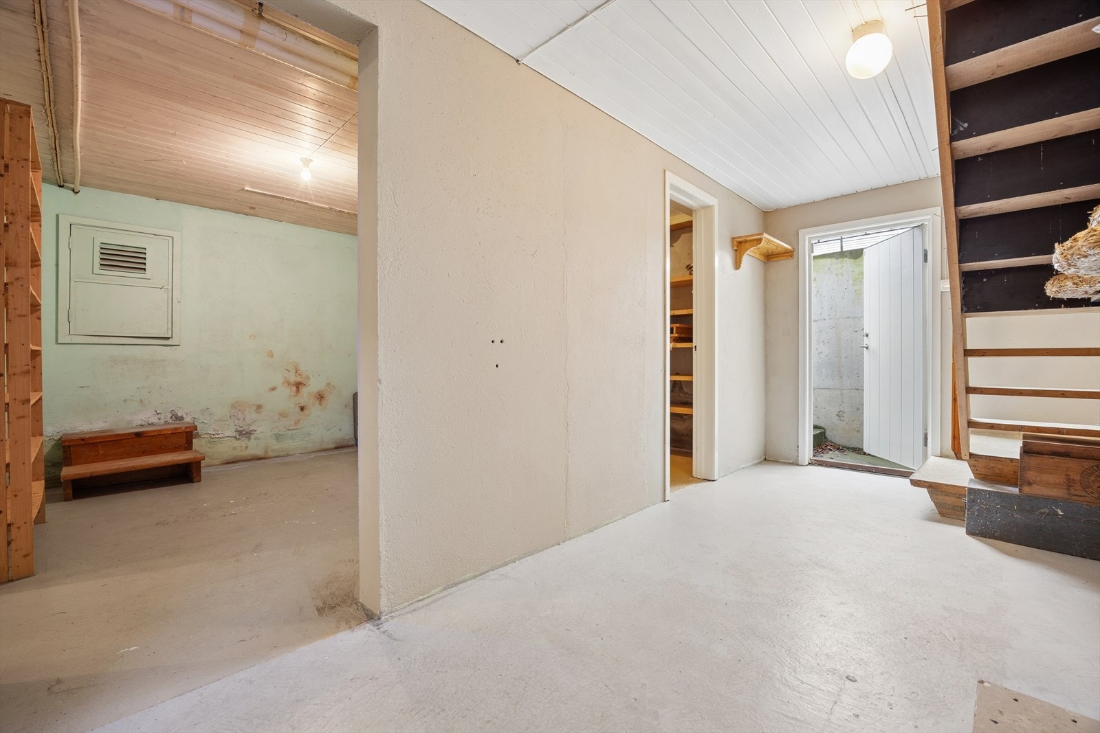 Kjelleren har egen inngang er består i dag av rikelig med lagringsplass i boder, samt et vaskerom. Galleribilde