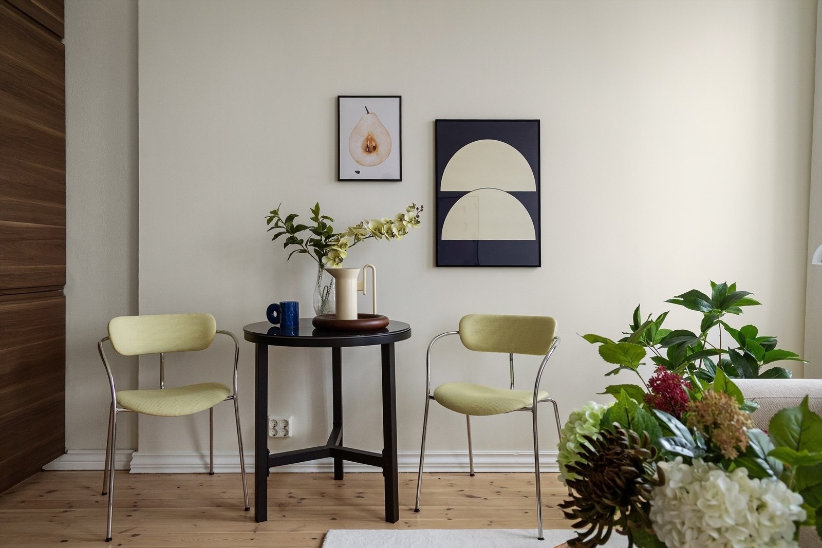 God plass til en hyggelig spiseplass i tilknytning til kjøkkenet. Galleribilde