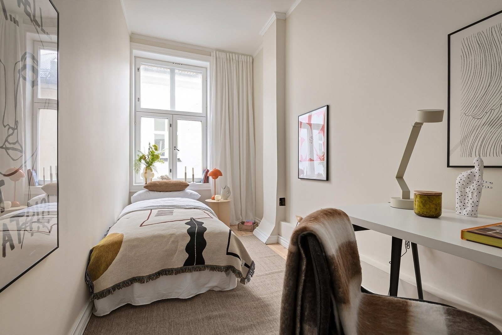 Rommet har plass til både seng, garderobe og annet ønskelig møblement Galleribilde