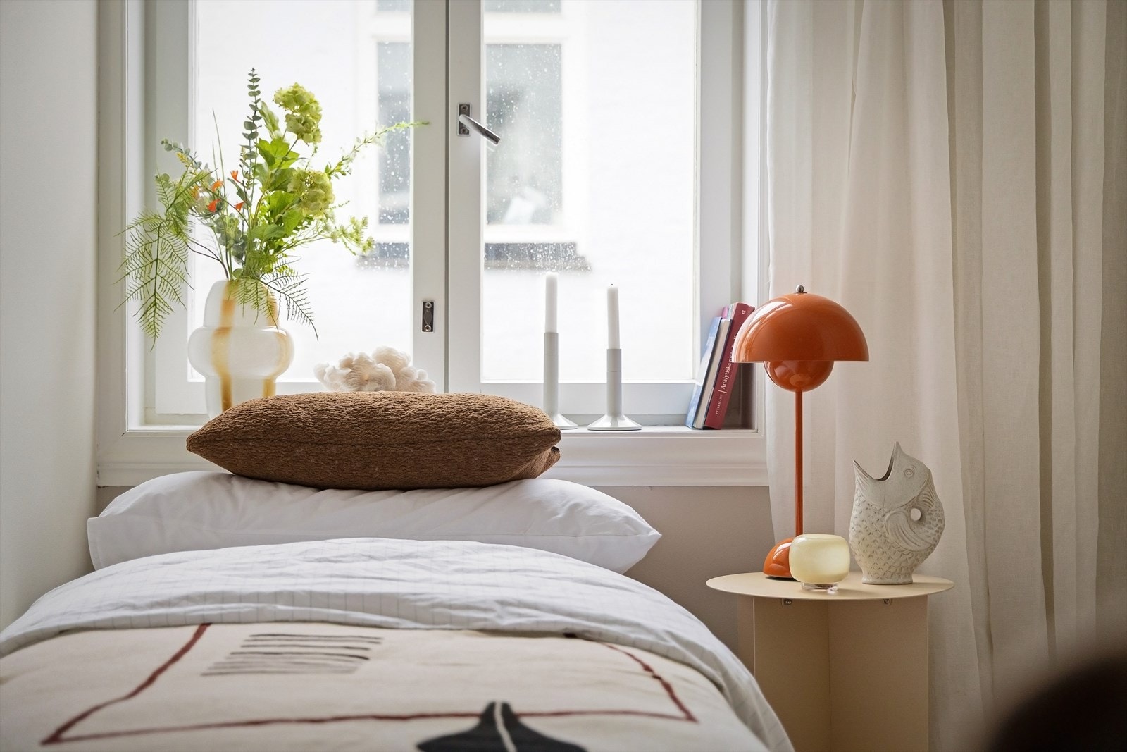 Vinduet gir godt med naturlig lys til rommet. Galleribilde