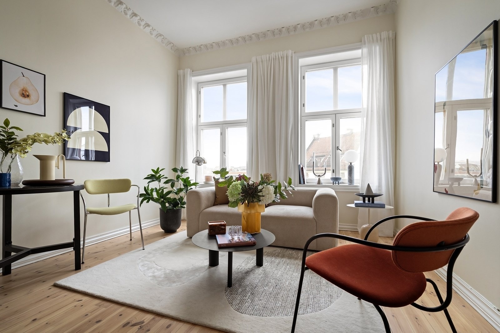 Klassiske detaljer som stukkatur i himlingen og store vindusflater gir rommet særpreg. Galleribilde