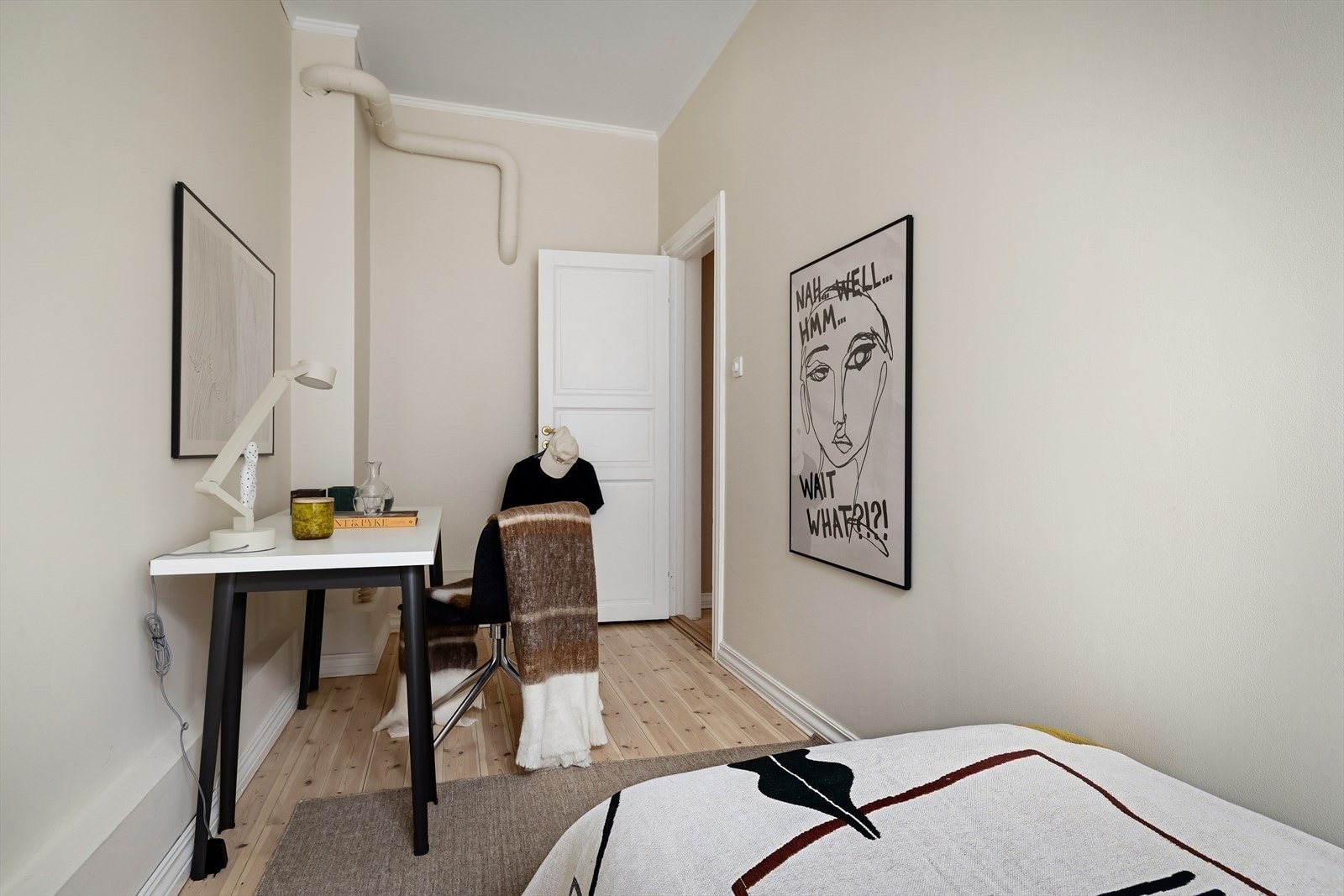 Også her er det originale tregulvet bevart, slipt og lakkert i 2025. Galleribilde