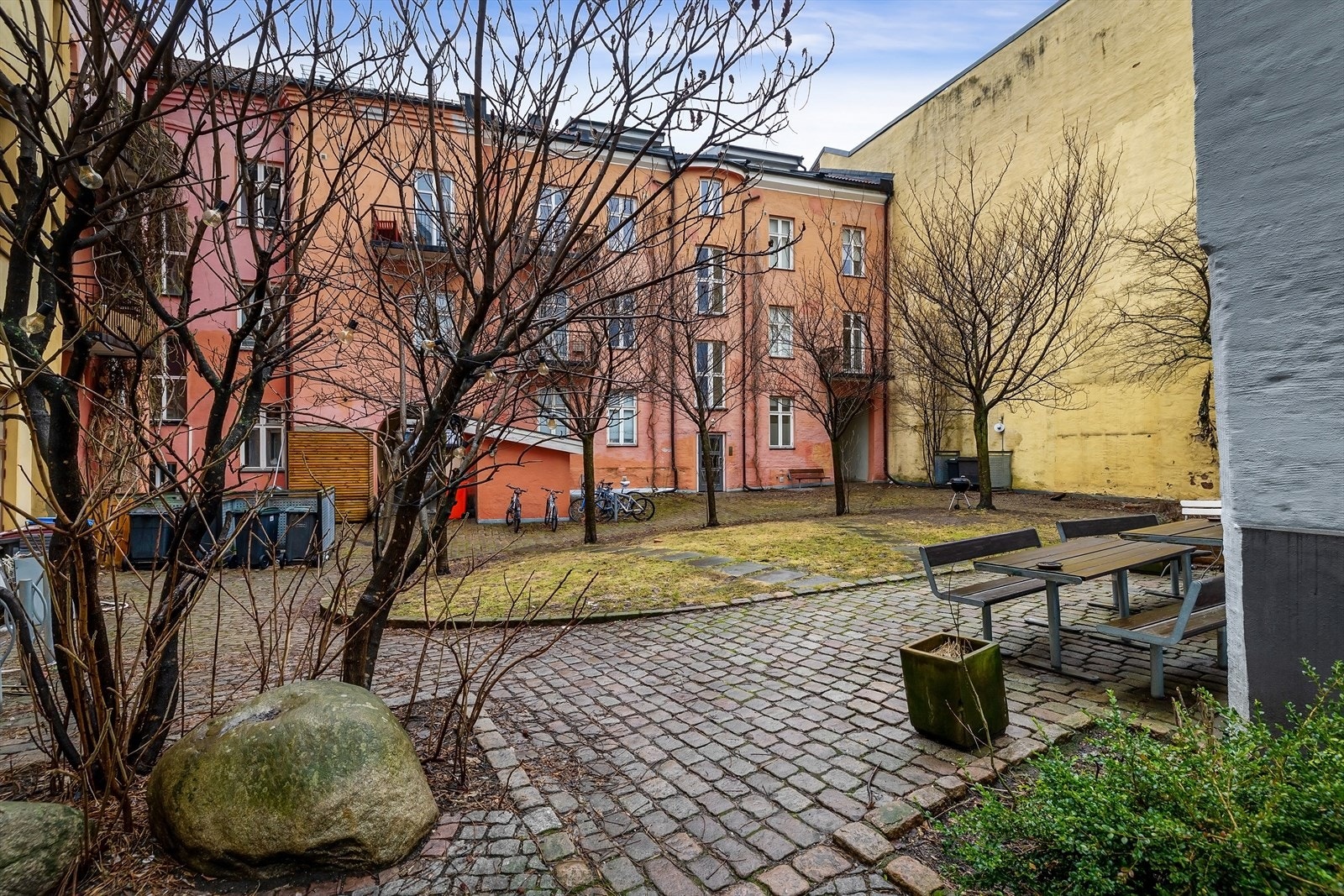 Borettslaget har en skjermet og hyggelig bakgård med sittegrupper for beboerne. Galleribilde