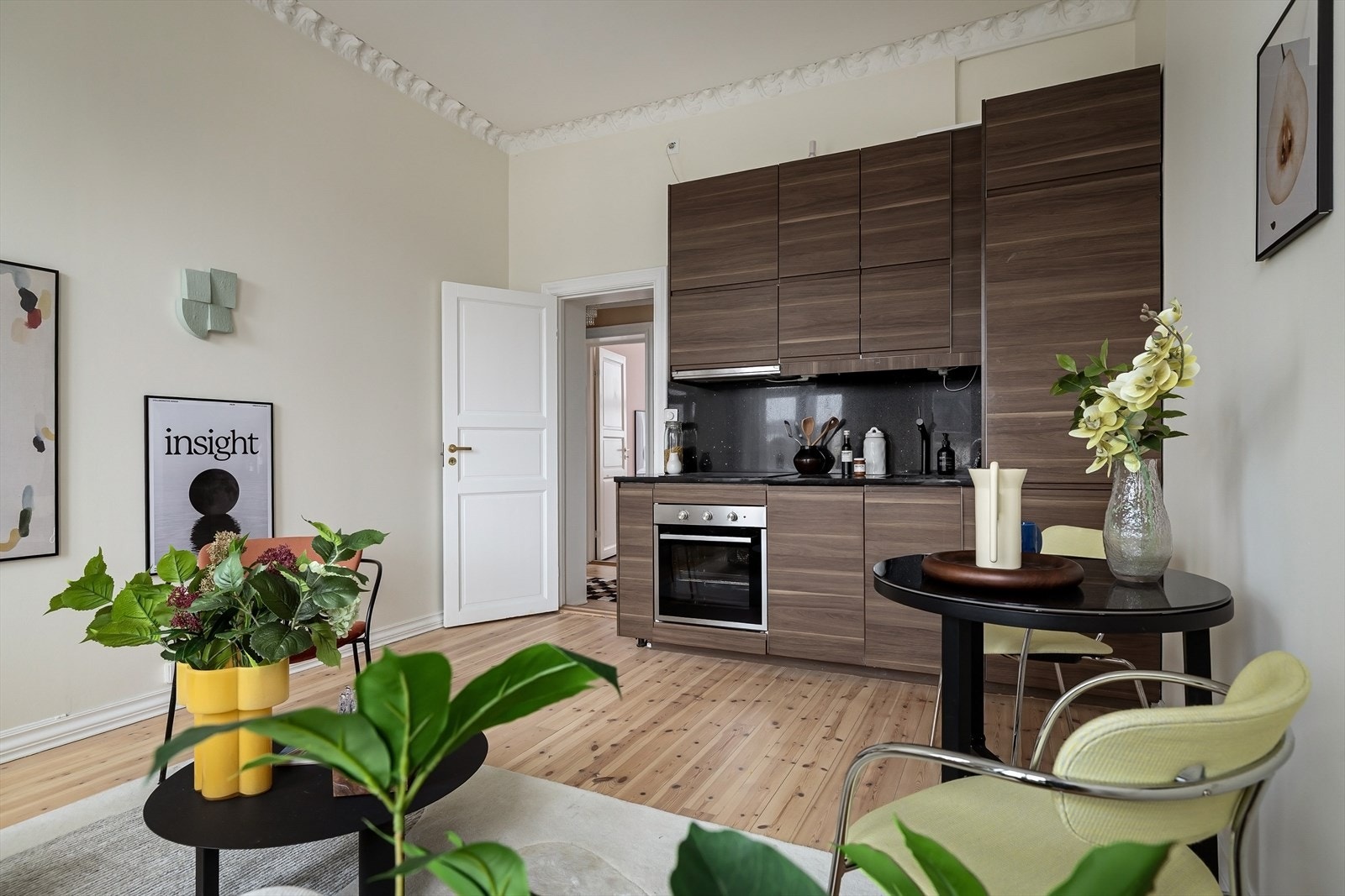 Kjøkkeninnredningen fra IKEA (2020) har glatte fronter, integrert stekeovn og platetopp med avtrekk. Galleribilde