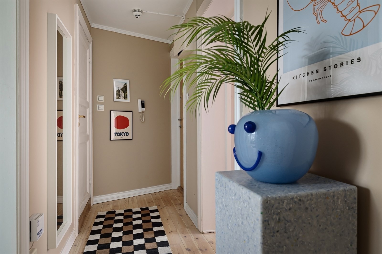 Entréen ønsker velkommen med gjennomgående tregulv som ble slipt og lakkert i 2025. Galleribilde