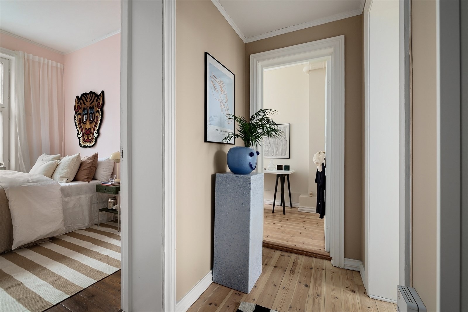 Inngang til begge soverommene ligger praktisk tilgjengelig fra gangen. Galleribilde