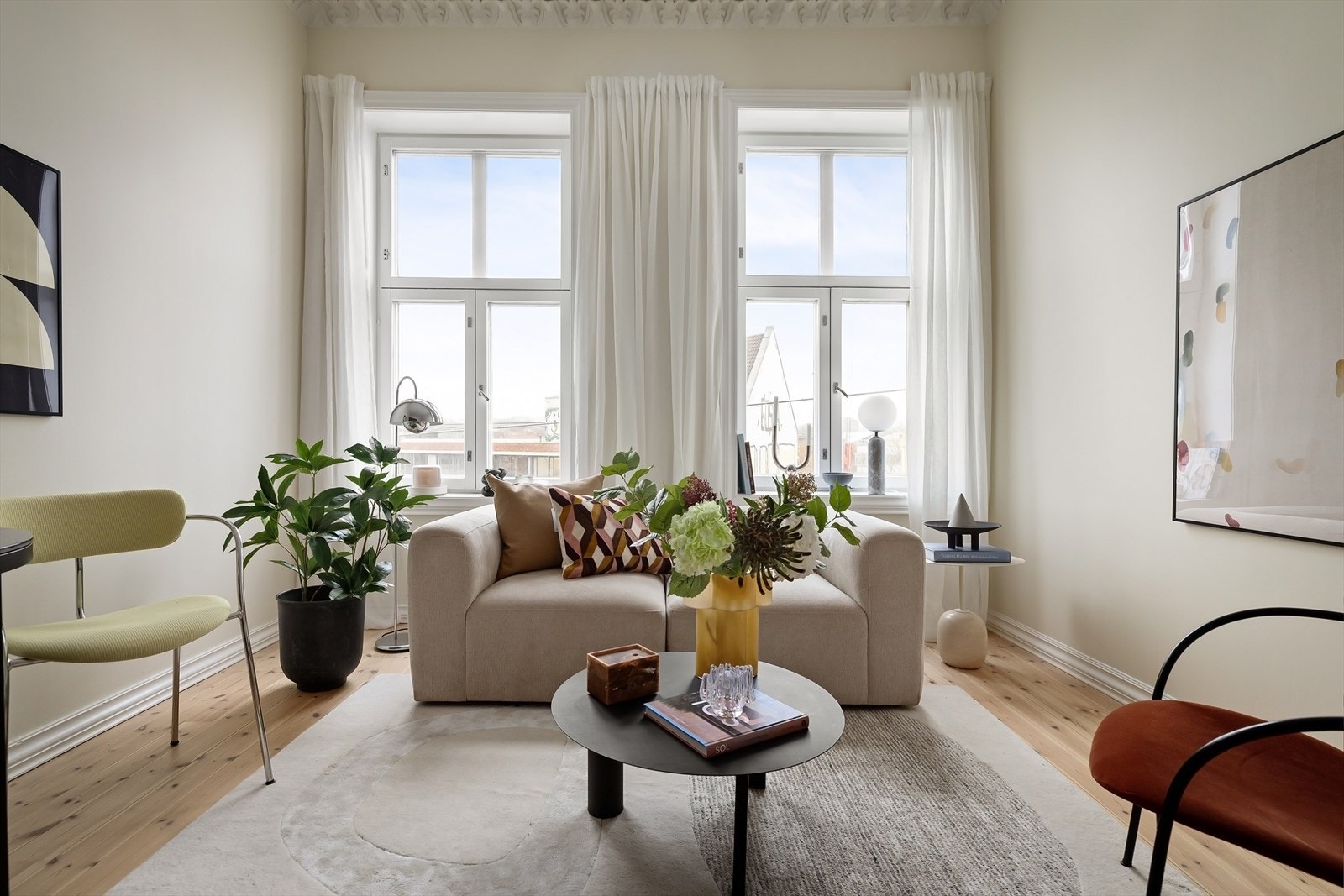 Den åpne løsningen gir god plass til både sofagruppe og spisebord. Galleribilde