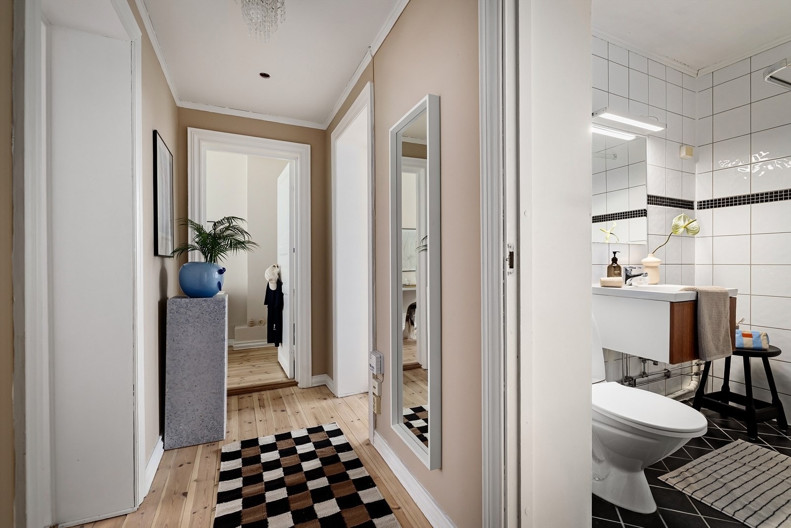 Fra entréen er det tilgang til alle rom i leiligheten. Galleribilde