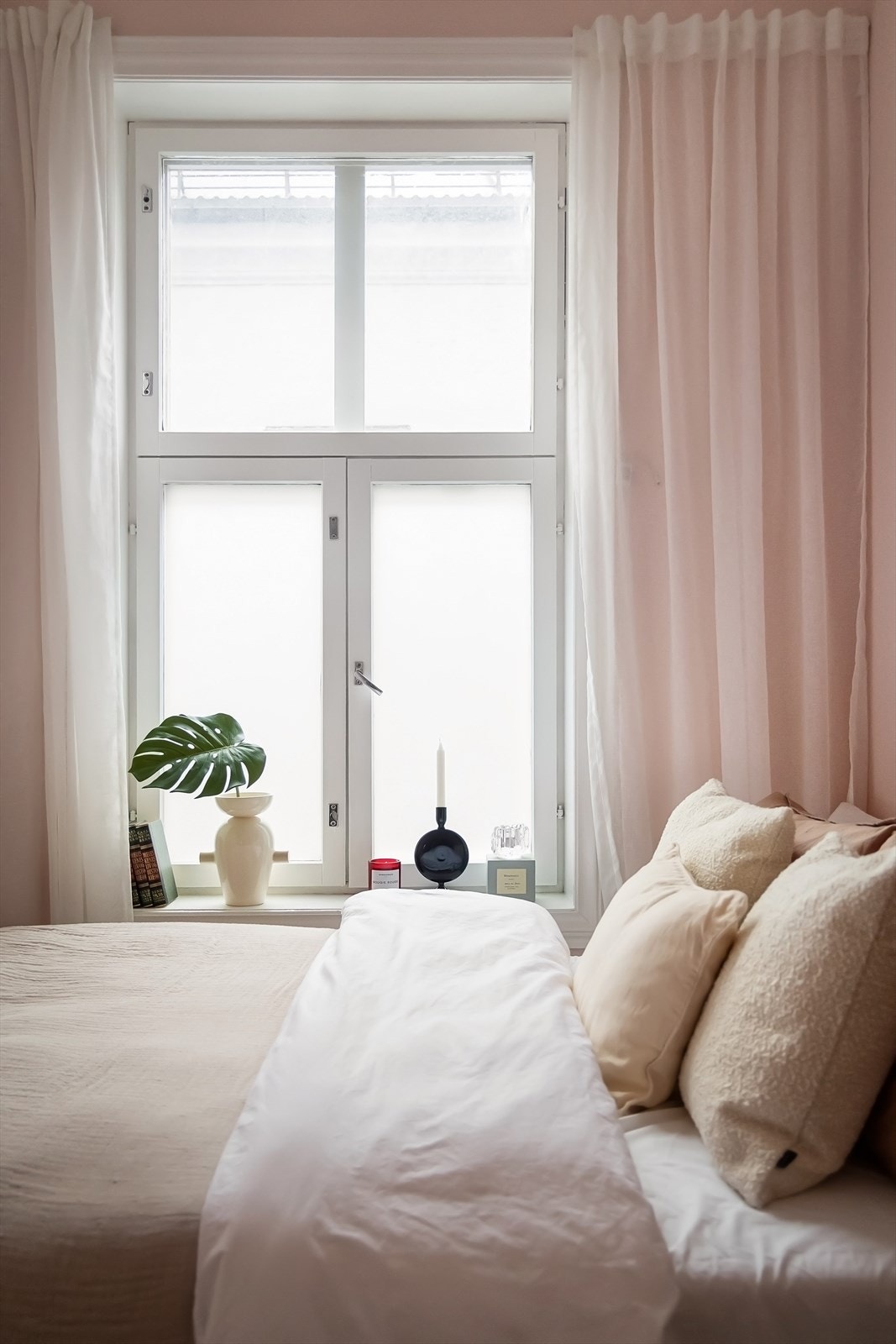 Vinduet på soverommet vender mot den rolige, indre bakgården. Galleribilde