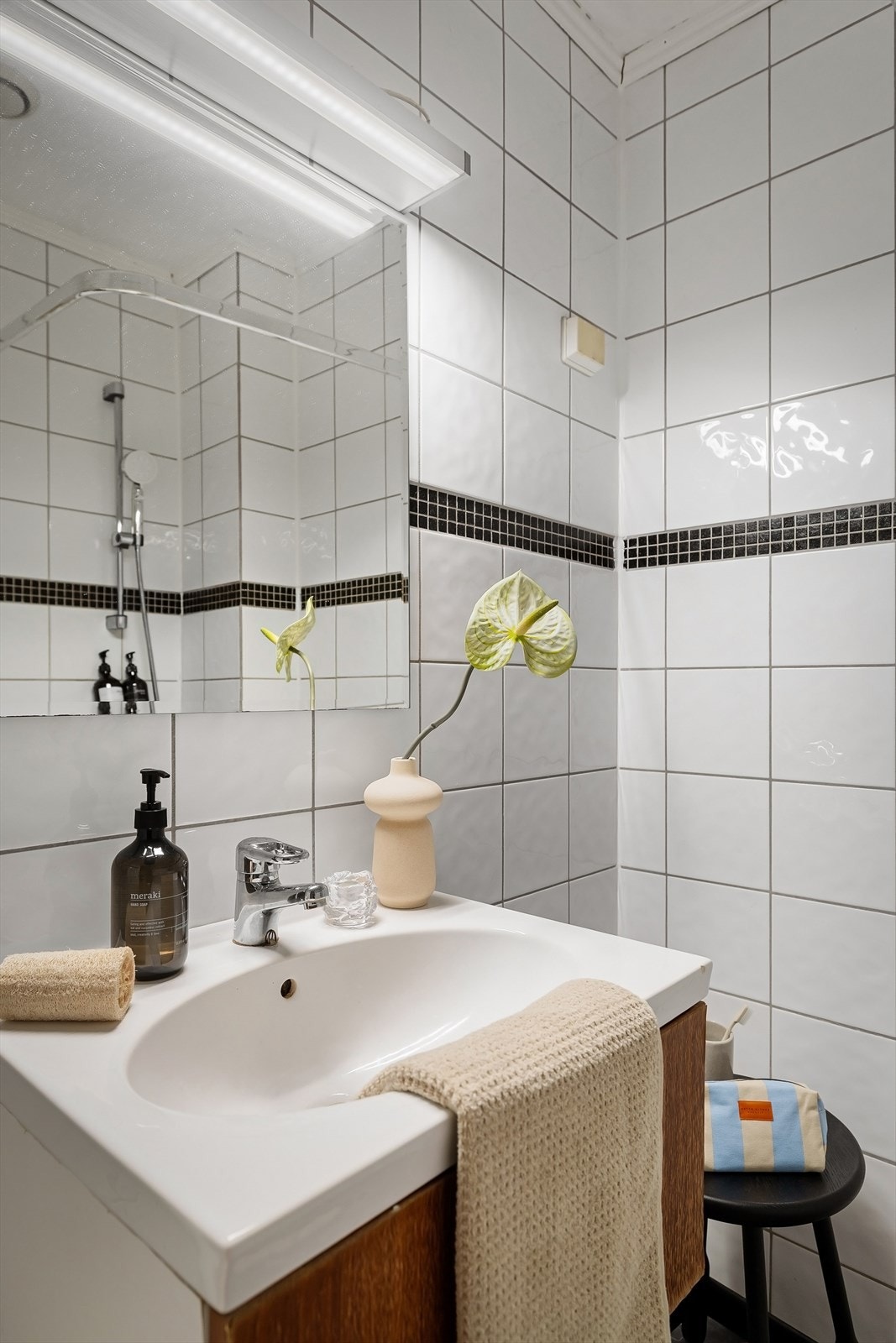 Rommet ble oppgradert i 2005 med flislagte overflater, servantskap og dusjhjørne. Galleribilde