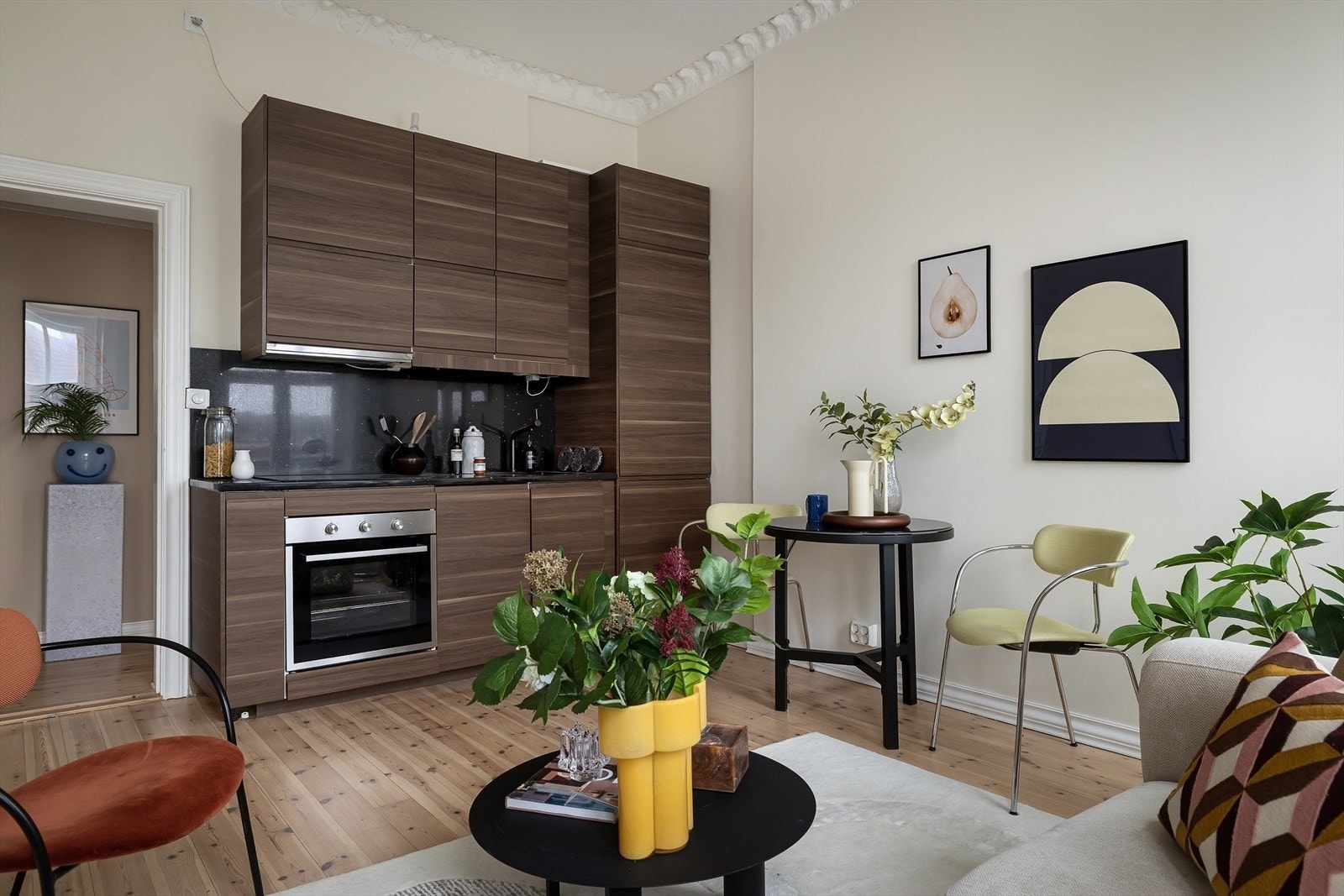 Stuen har en åpen løsning mot kjøkkenet og en sjenerøs takhøyde på opptil 3,11 meter, som gir en luftig romfølelse. Galleribilde