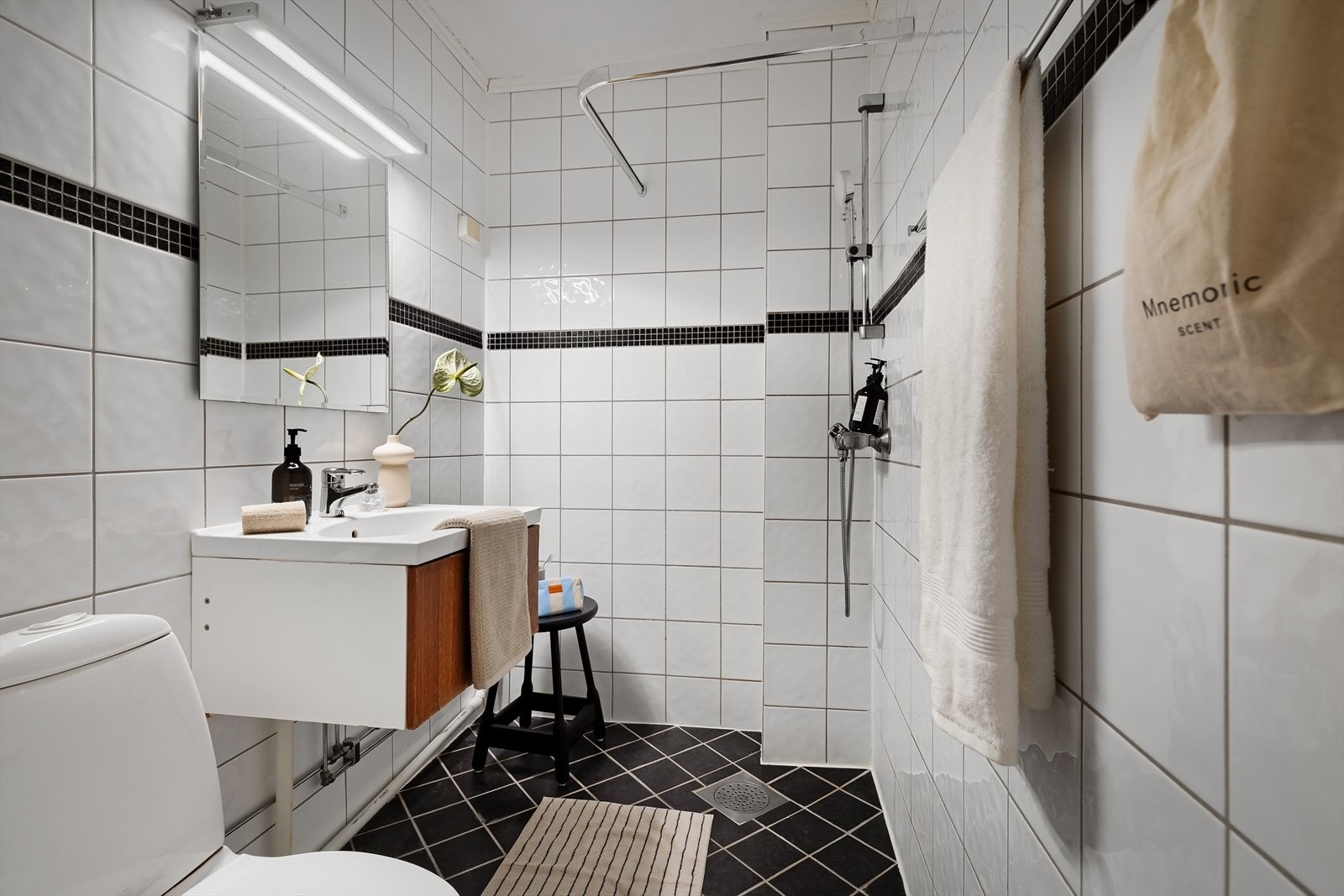 Badet er utstyrt med elektrisk gulvvarme og har opplegg for vaskemaskin. Galleribilde