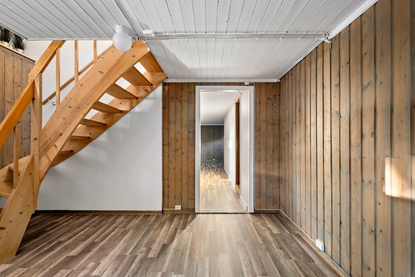 Trapperommet i underetasjen gir adkomst til flere rom og fremstår praktisk utformet. Galleribilde