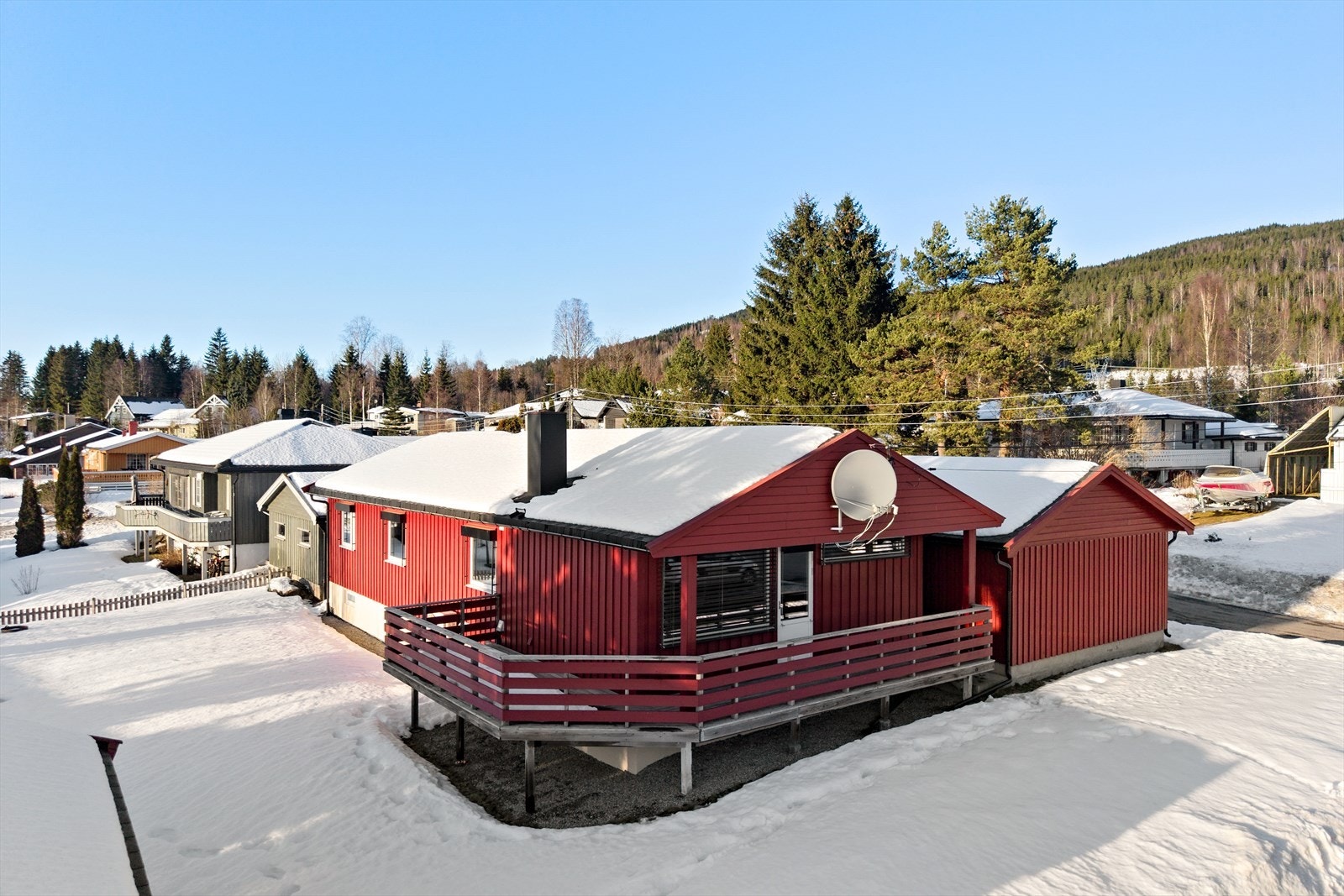 Terrasse med utgang fra boligen og fin plassering i rolige omgivelser. Galleribilde