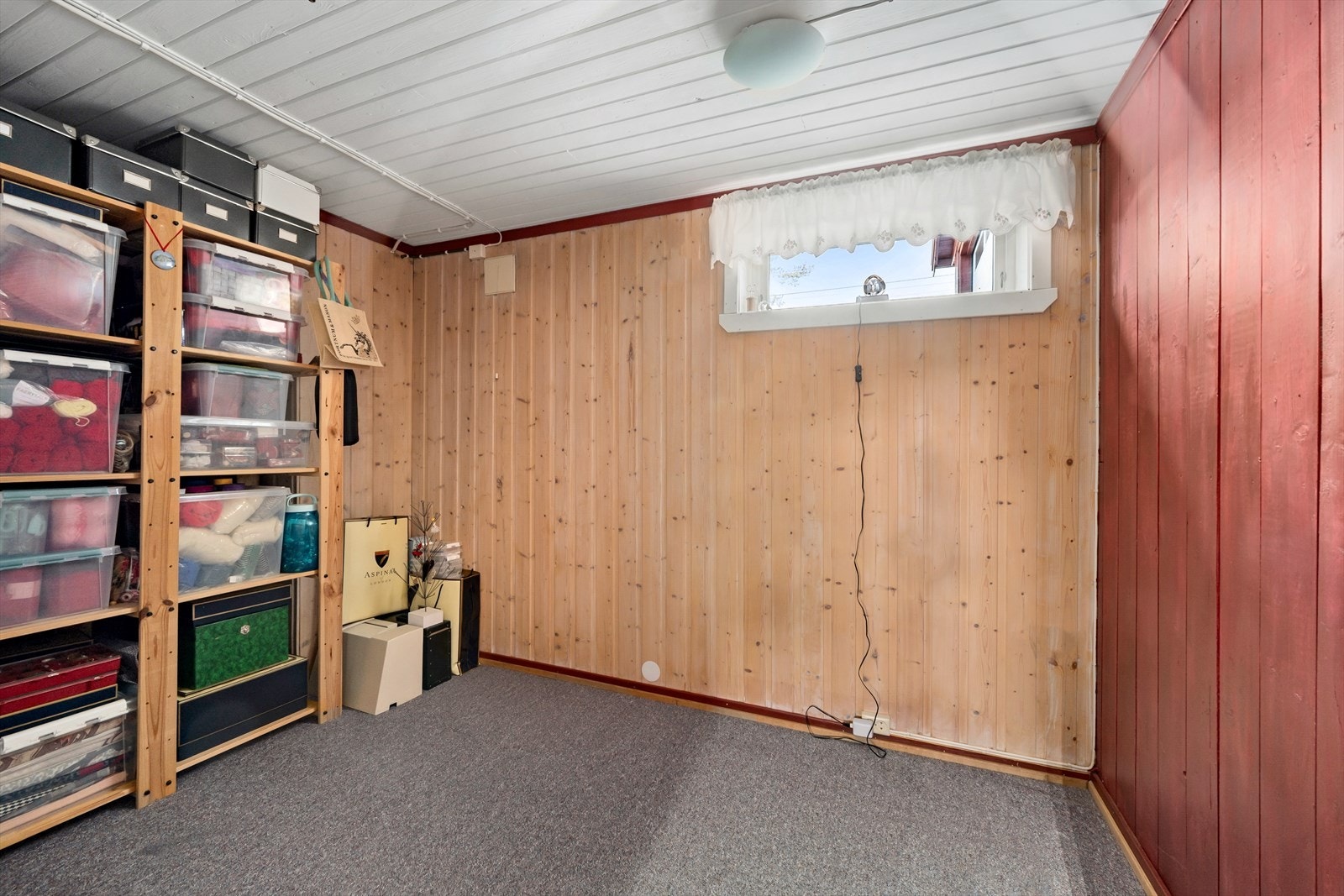 Vegger med trepanel gir et varmt uttrykk. Galleribilde