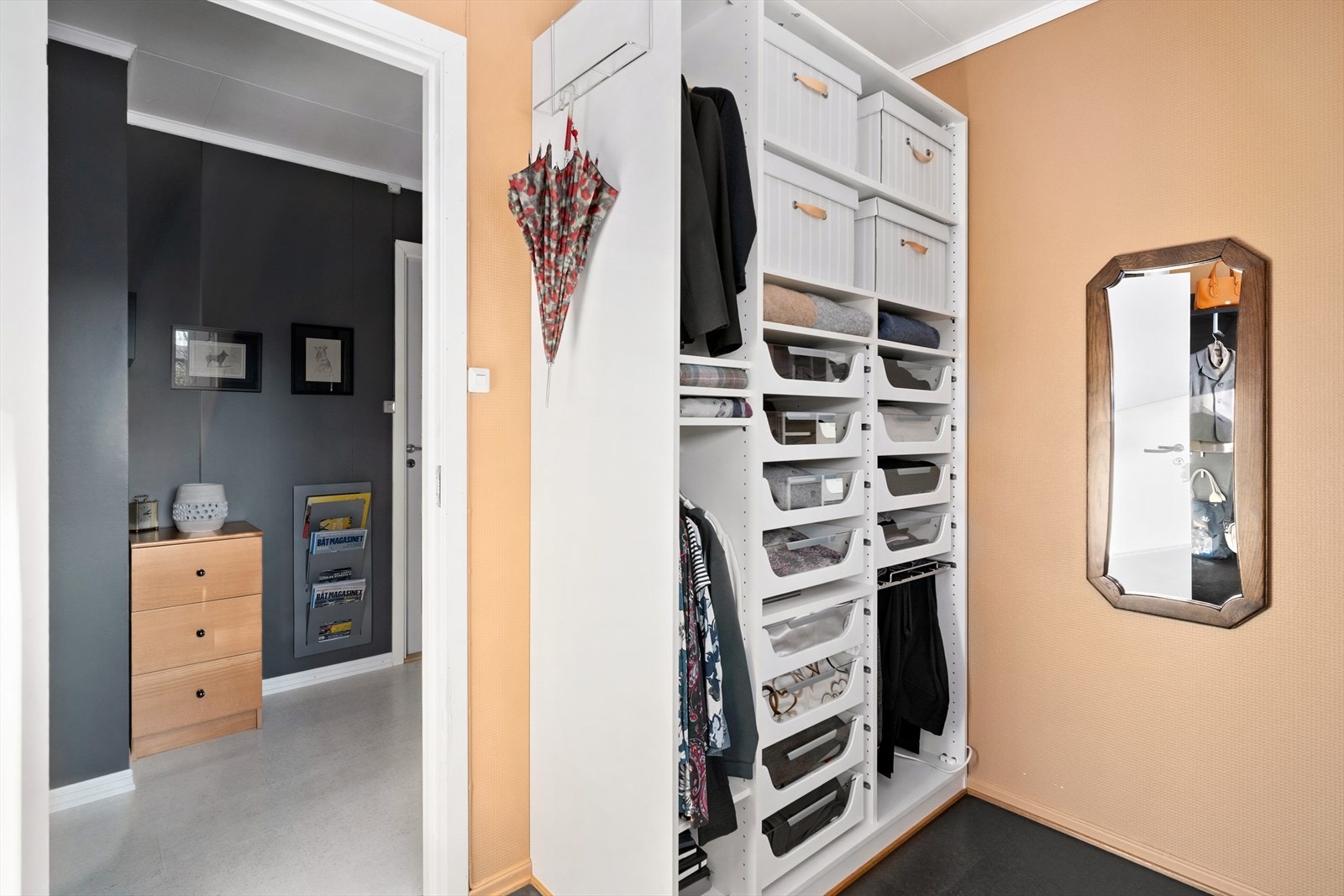 Walk in / soverom med Jutzler garderobeinnredning. Galleribilde