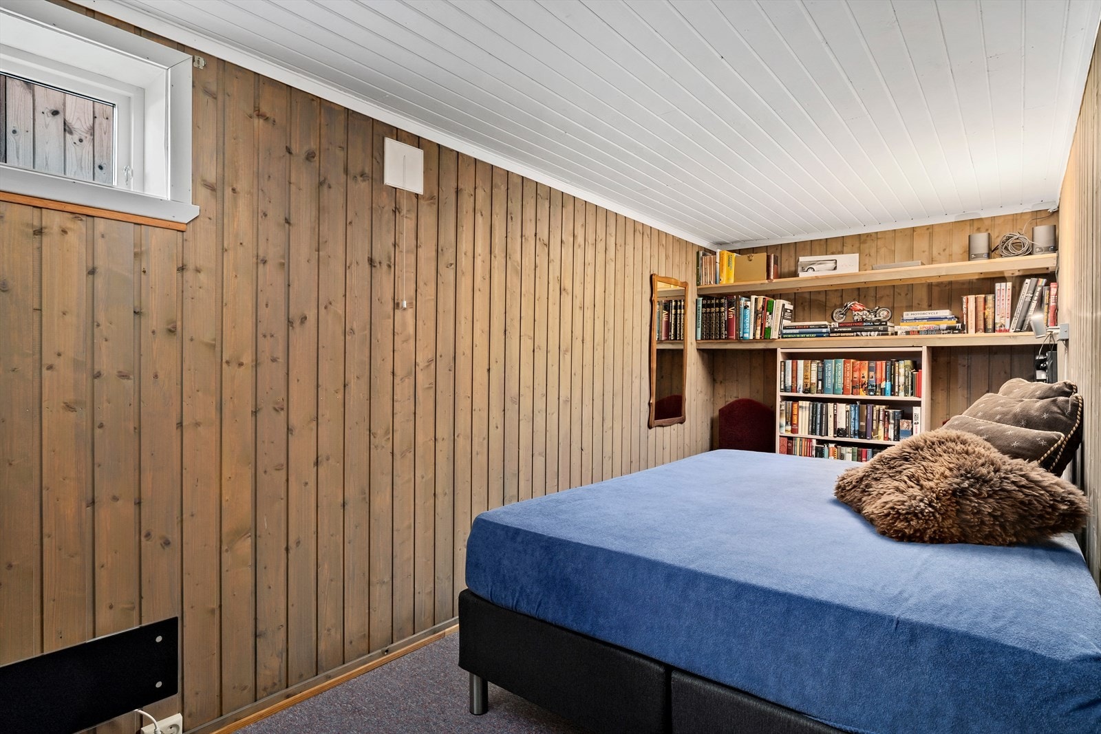 Innebygd bokhylle gir ekstra lagringsmuligheter. Galleribilde