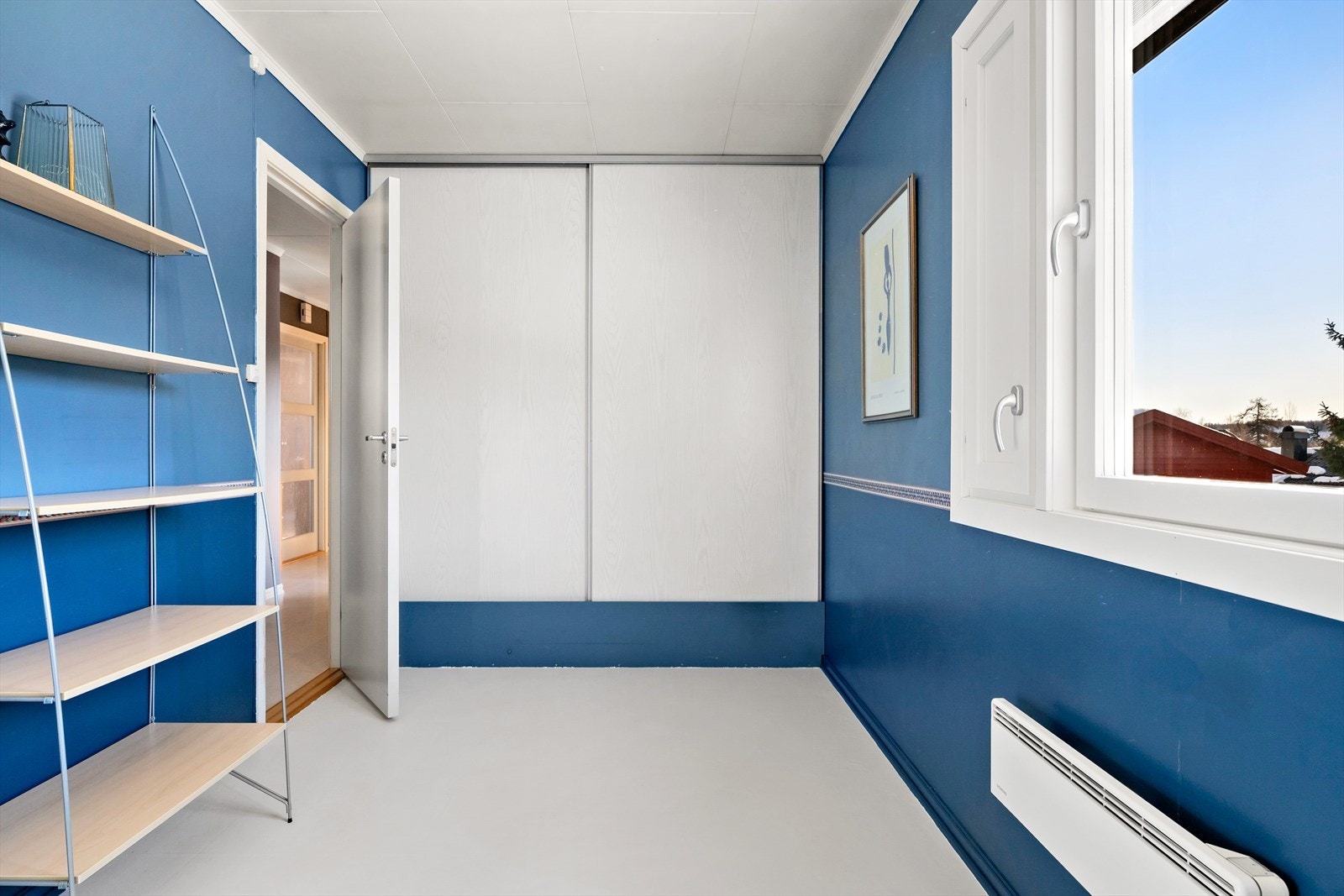 Praktisk rom med gode oppbevaringsmuligheter og fint lysinnslipp. Galleribilde