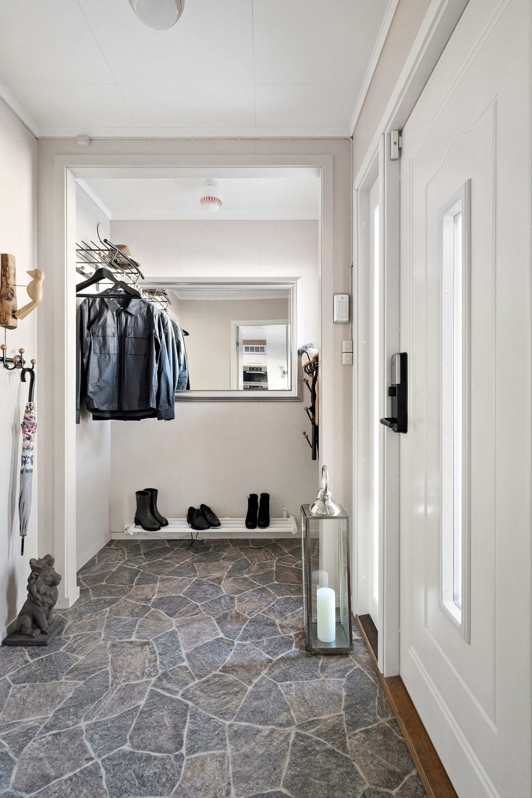 Praktisk og anvendelig entré med rikelig plass til yttertøy og sko. Galleribilde