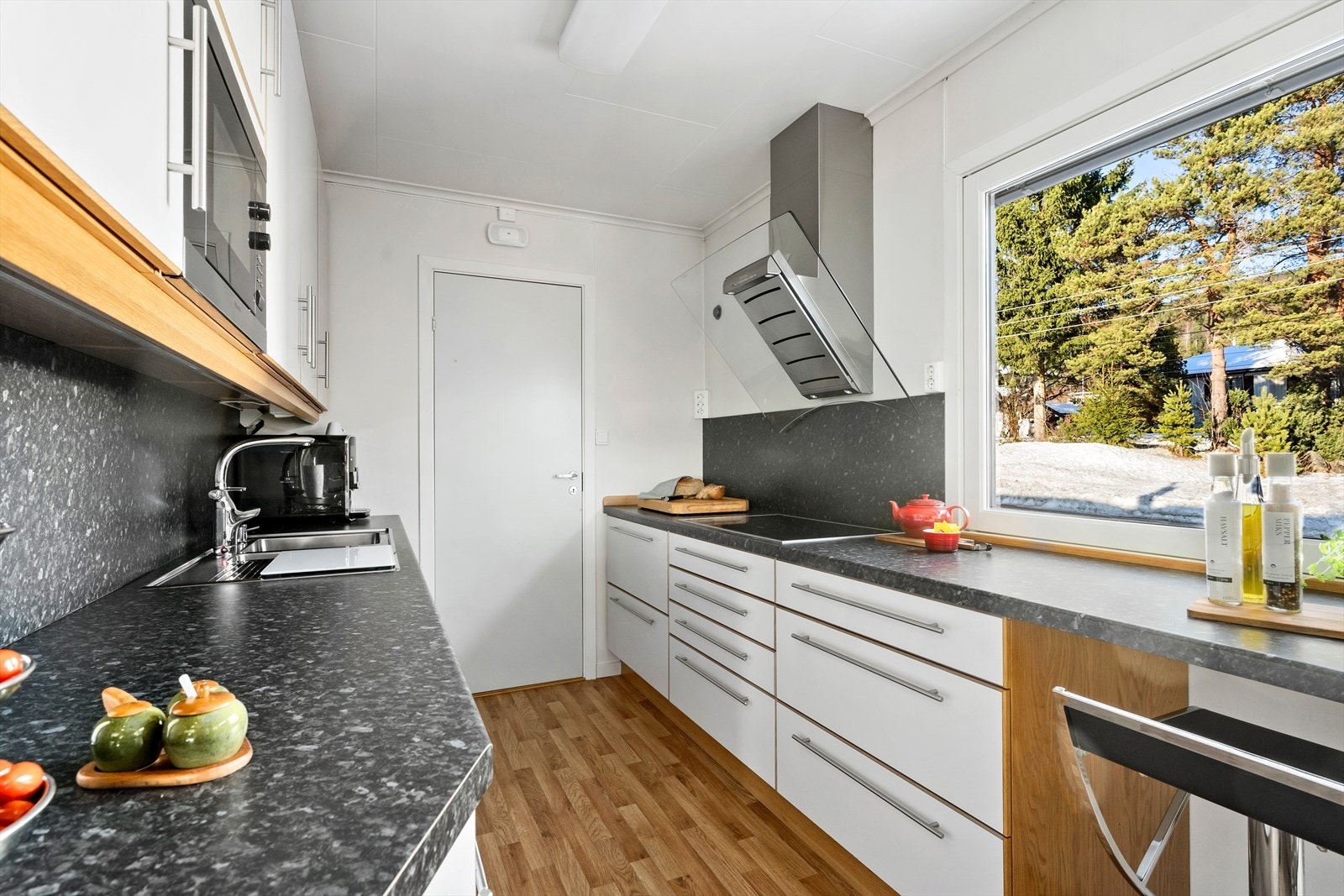 Godt med lagringsplass, og praktisk sensorstyrt blandebatteri Galleribilde